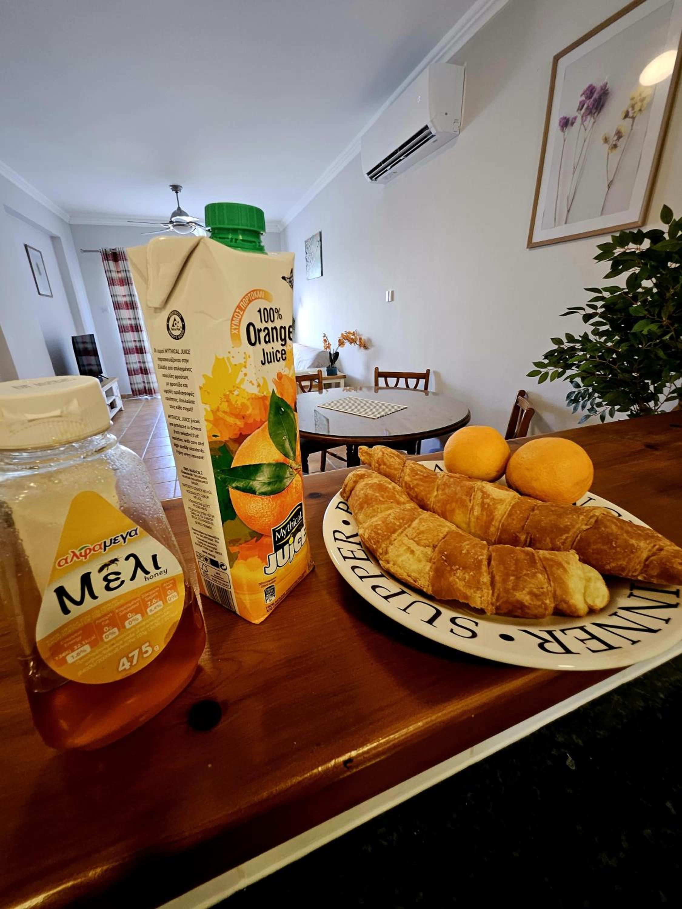 Family-Friendly 2BR Poolside Apartment with Terrace, Universal Area
