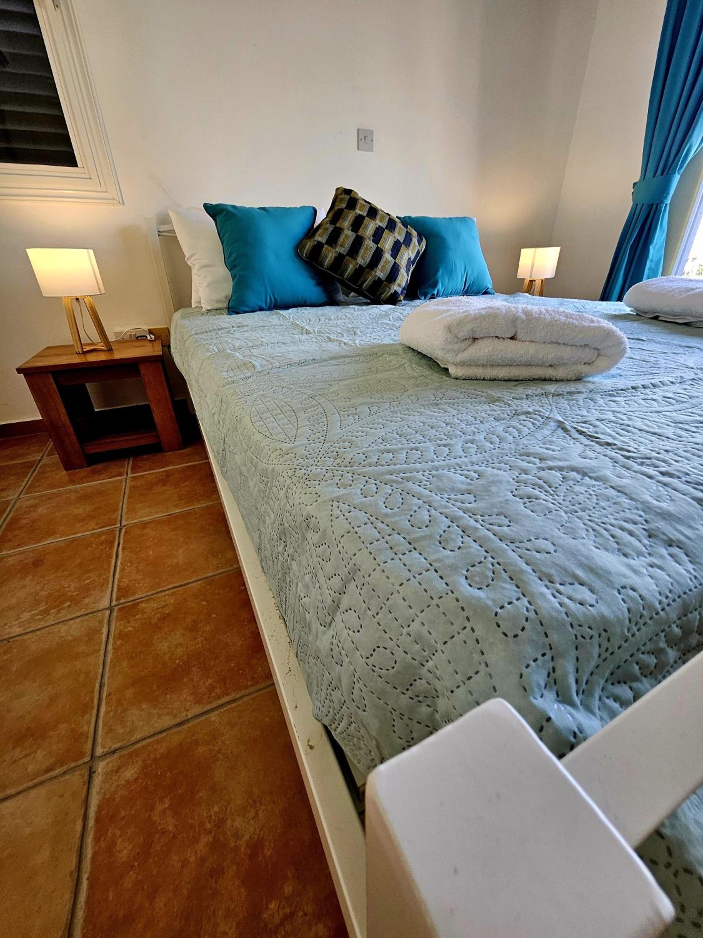 Family-Friendly 2BR Poolside Apartment with Terrace, Universal Area