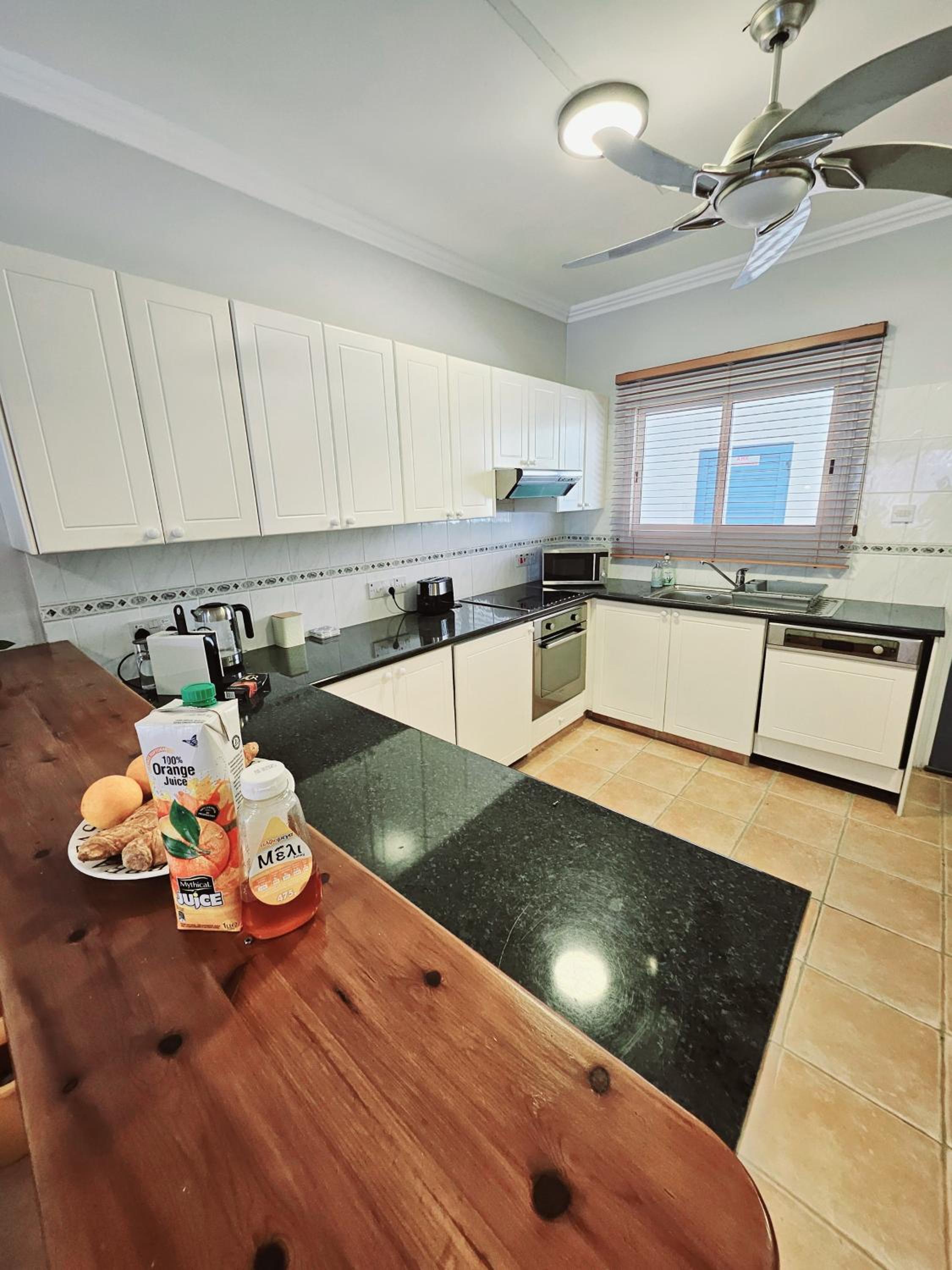 Family-Friendly 2BR Poolside Apartment with Terrace, Universal Area