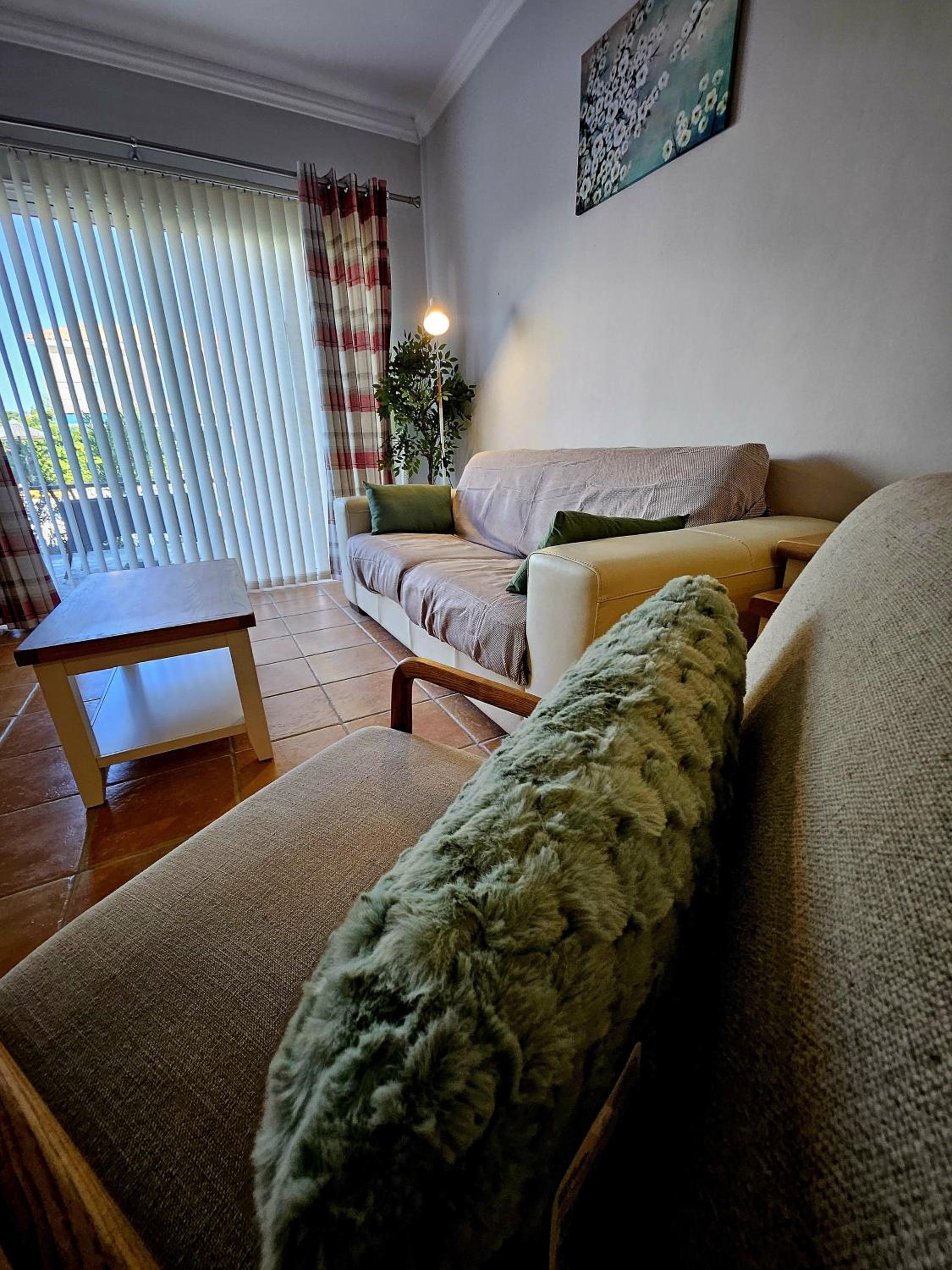 Family-Friendly 2BR Poolside Apartment with Terrace, Universal Area