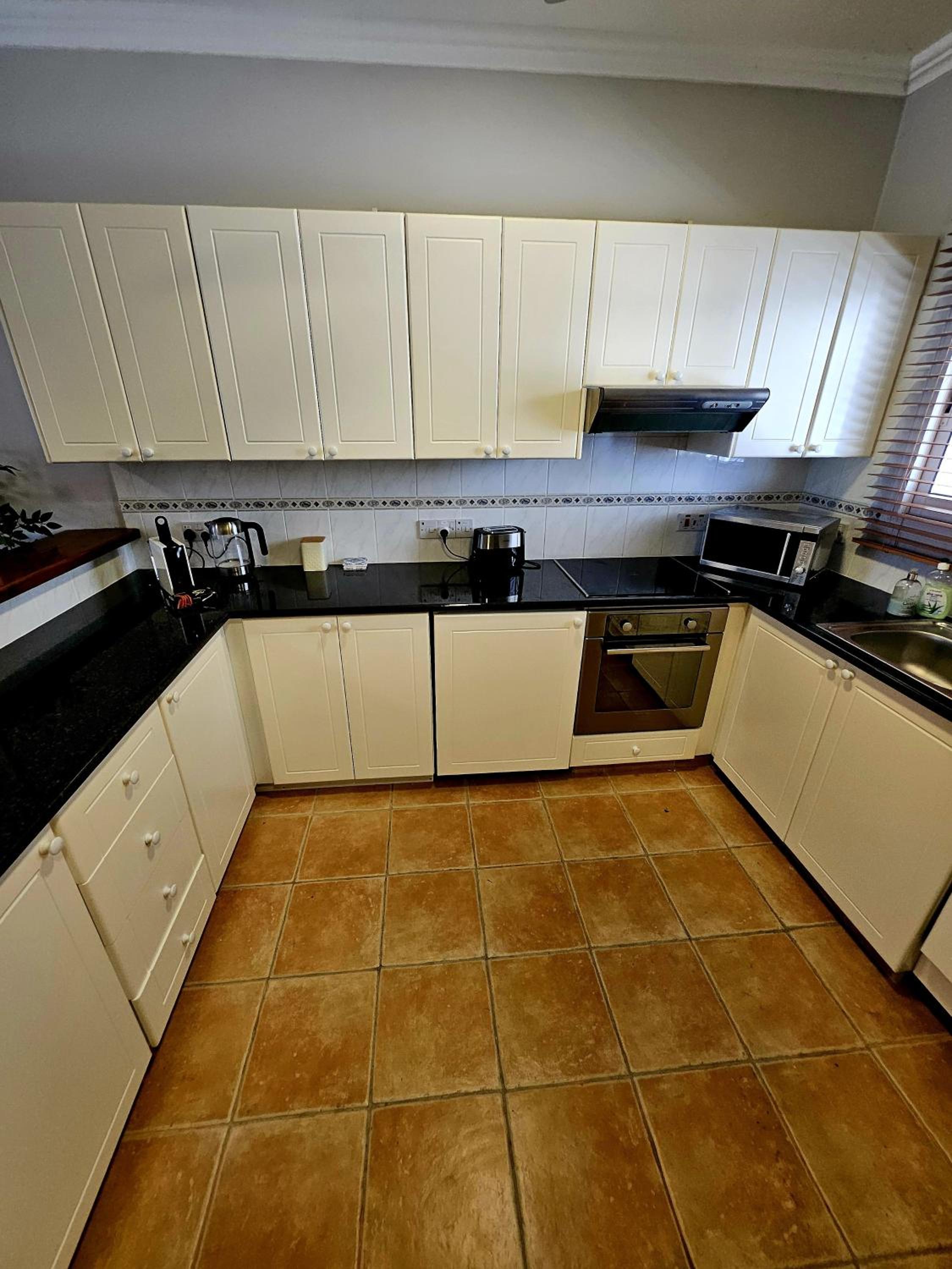 Family-Friendly 2BR Poolside Apartment with Terrace, Universal Area