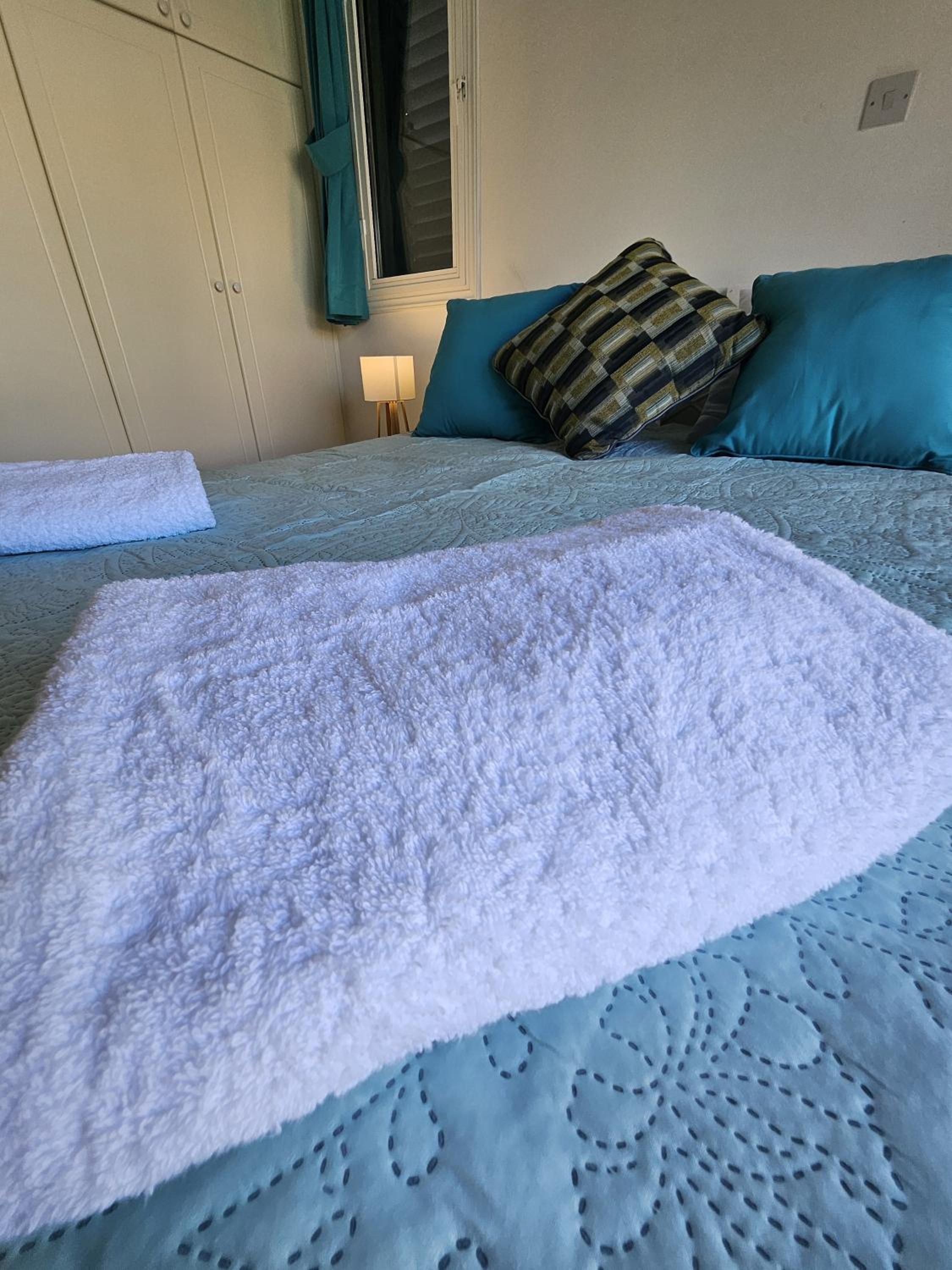 Family-Friendly 2BR Poolside Apartment with Terrace, Universal Area