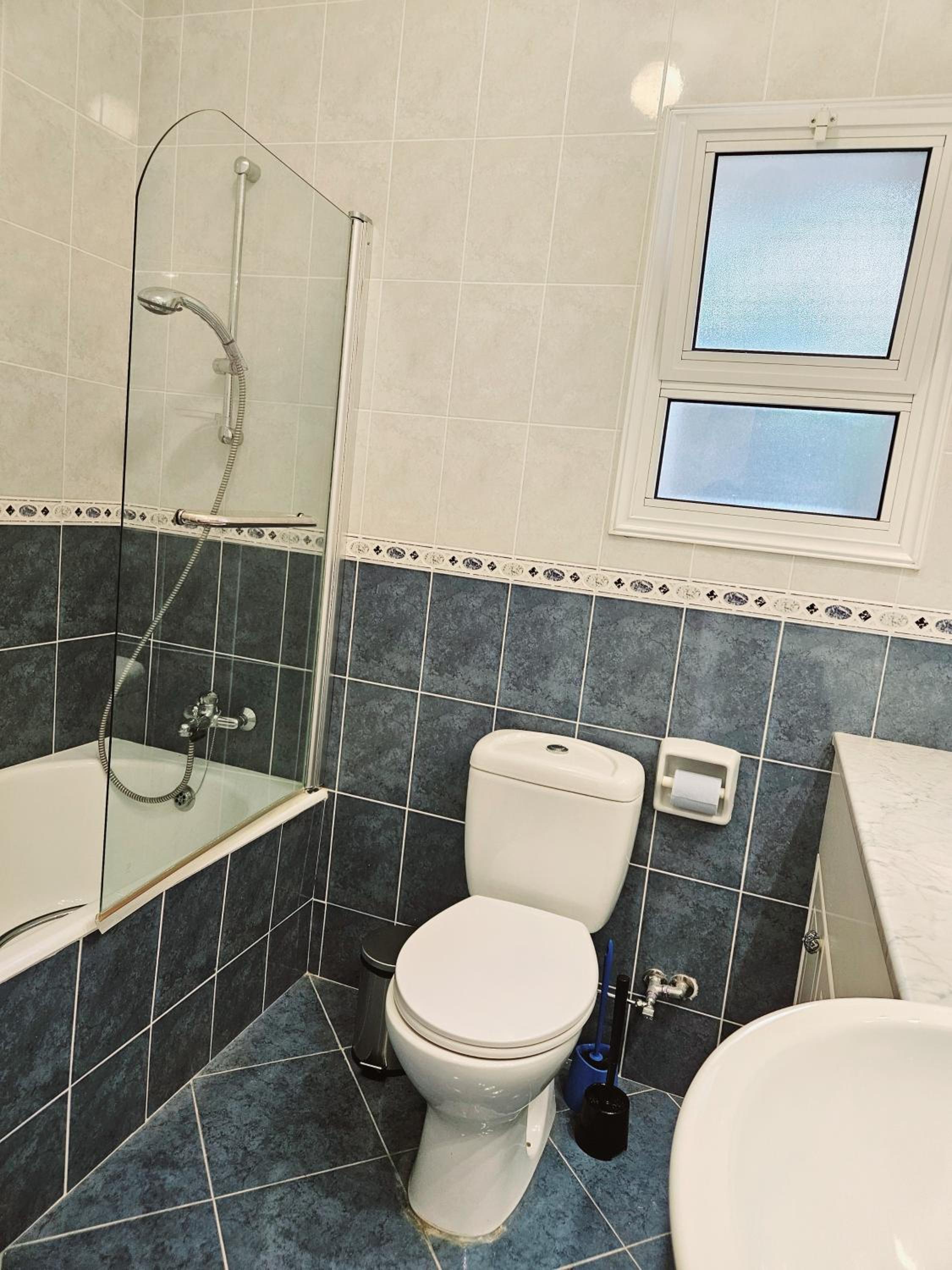Family-Friendly 2BR Poolside Apartment with Terrace, Universal Area