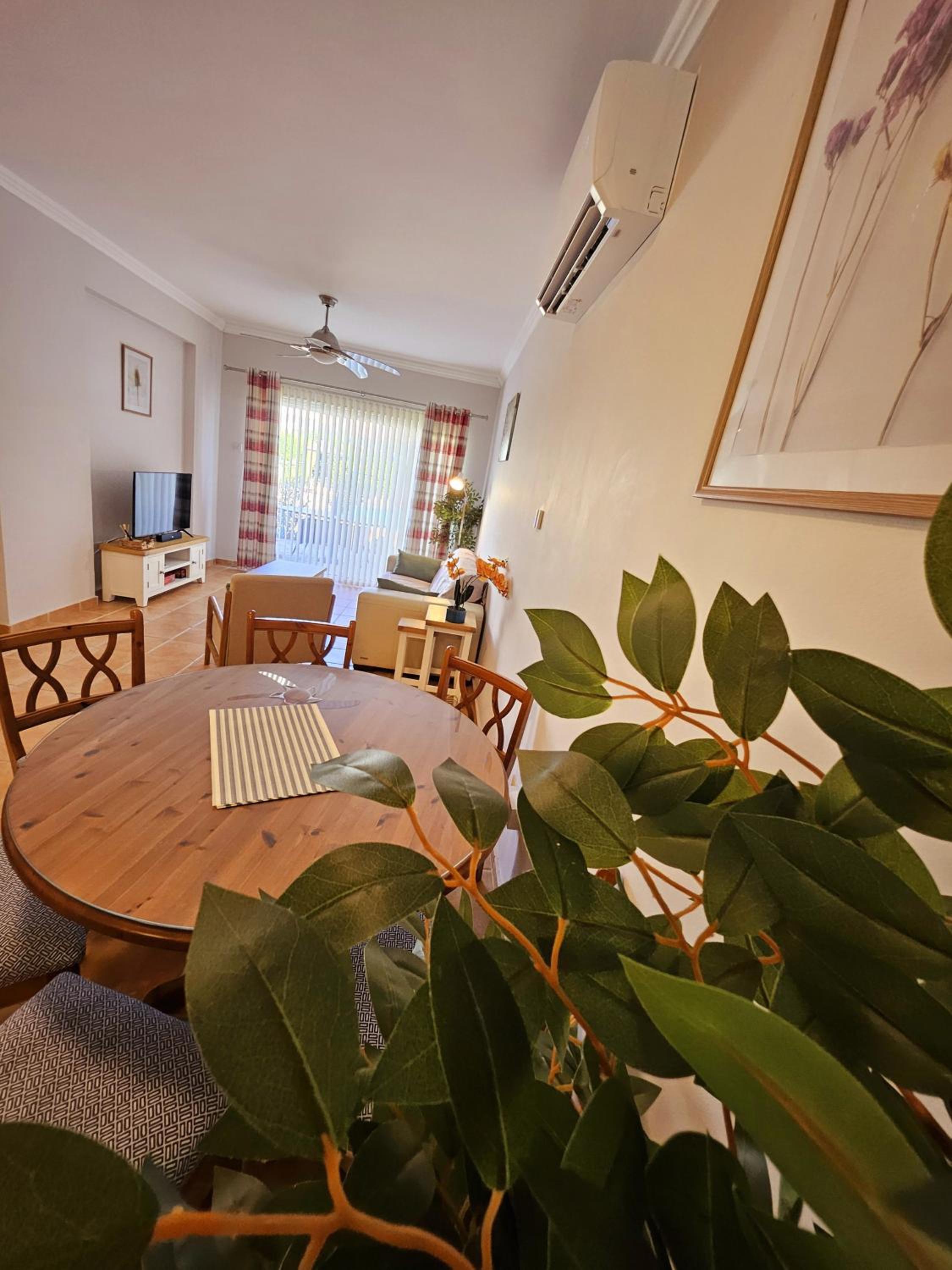Family-Friendly 2BR Poolside Apartment with Terrace, Universal Area