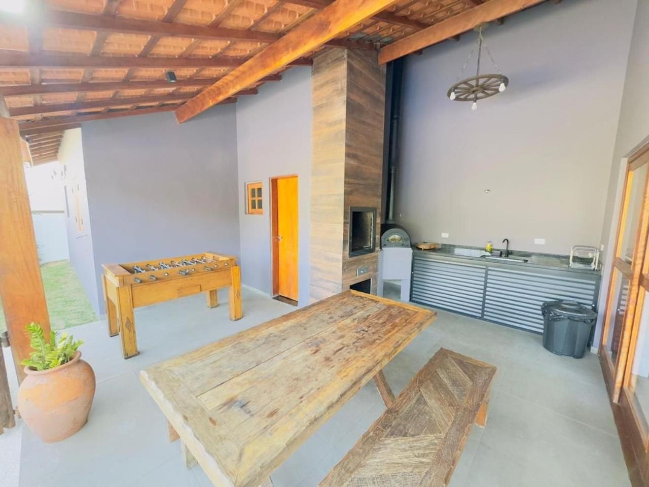Linda Casa de Campo Nova em condomínio com piscina aquecida