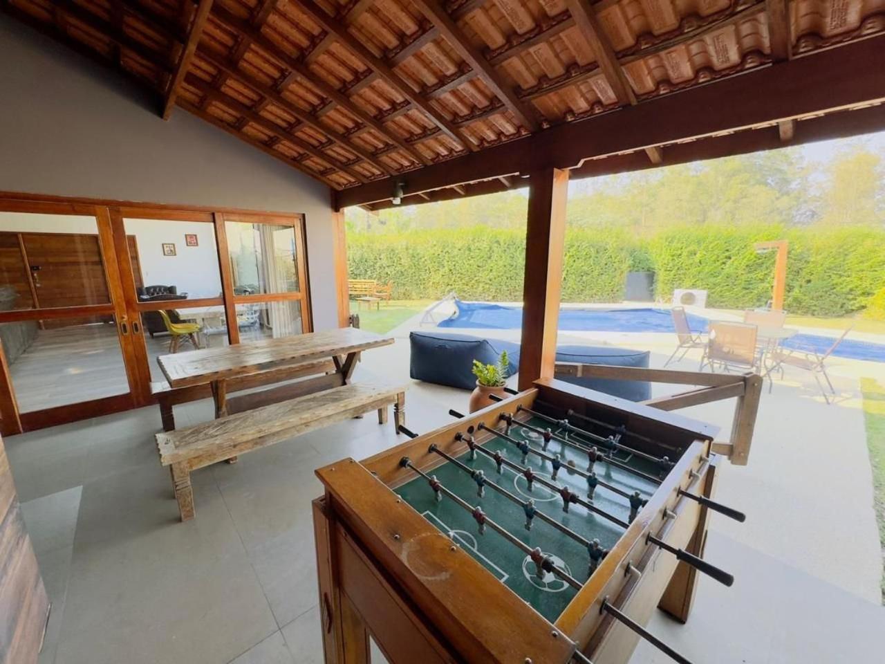 Linda Casa de Campo Nova em condomínio com piscina aquecida