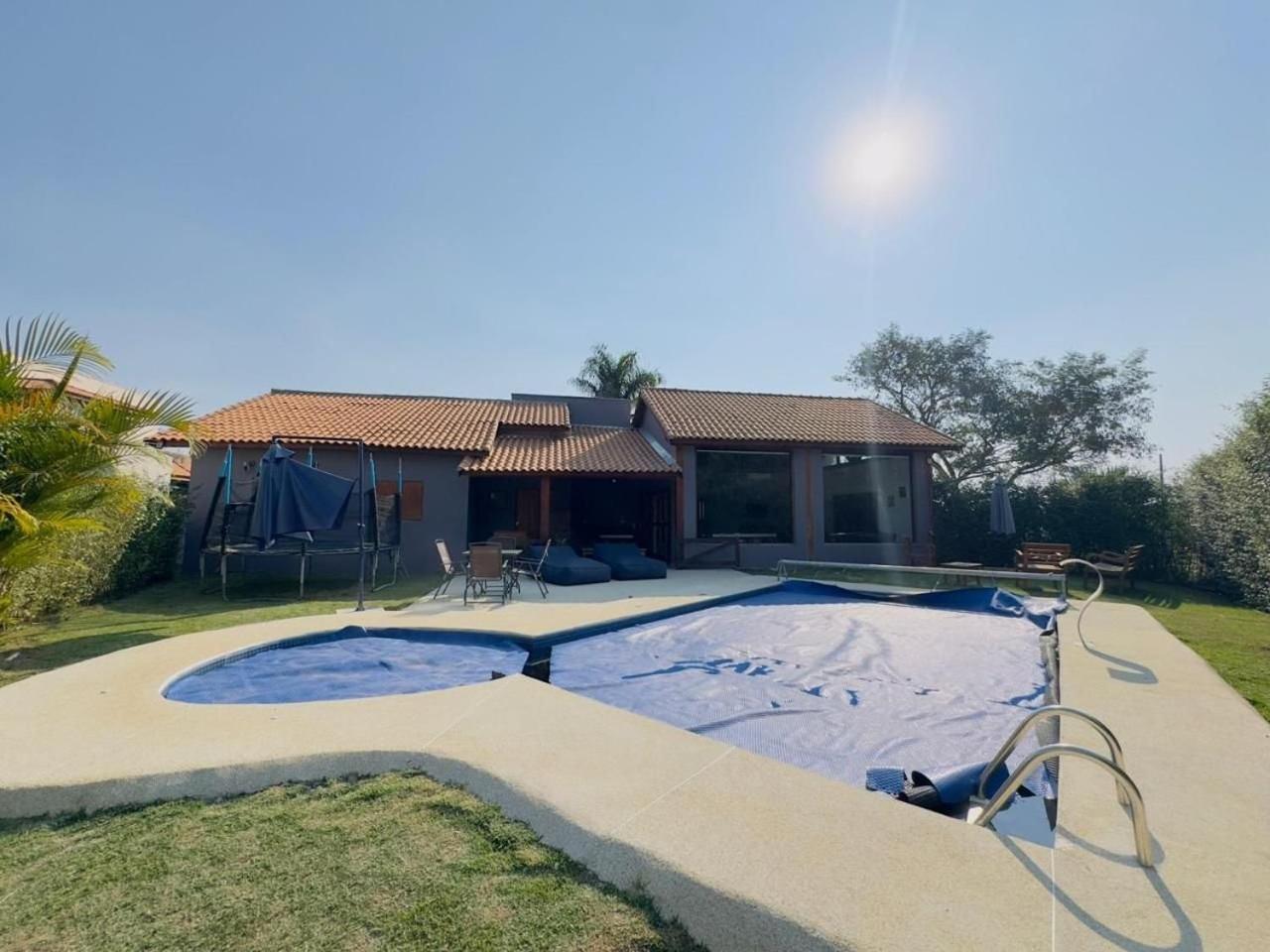 Linda Casa de Campo Nova em condomínio com piscina aquecida