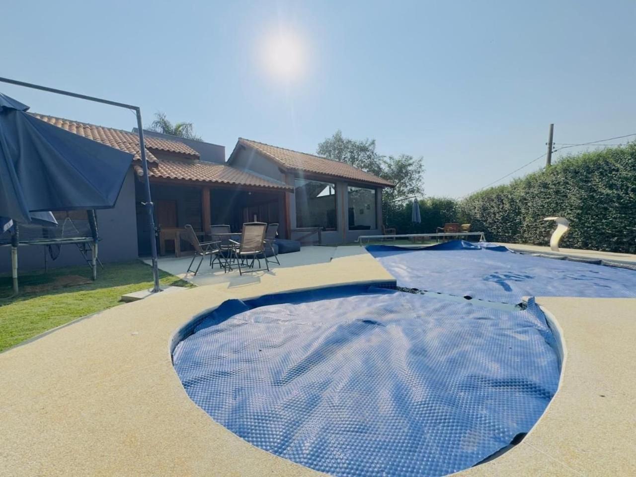 Linda Casa de Campo Nova em condomínio com piscina aquecida