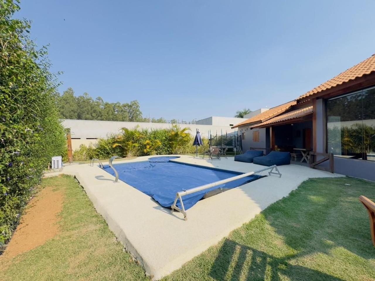 Linda Casa de Campo Nova em condomínio com piscina aquecida