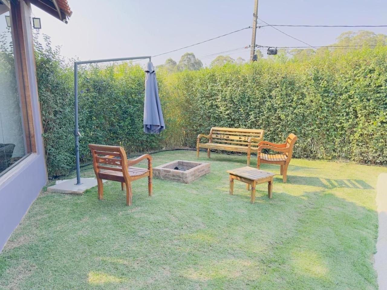 Linda Casa de Campo Nova em condomínio com piscina aquecida