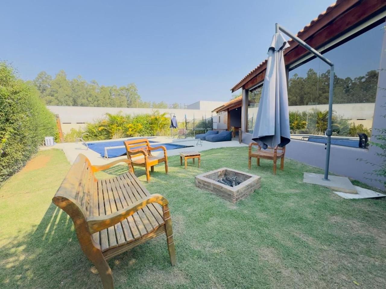 Linda Casa de Campo Nova em condomínio com piscina aquecida