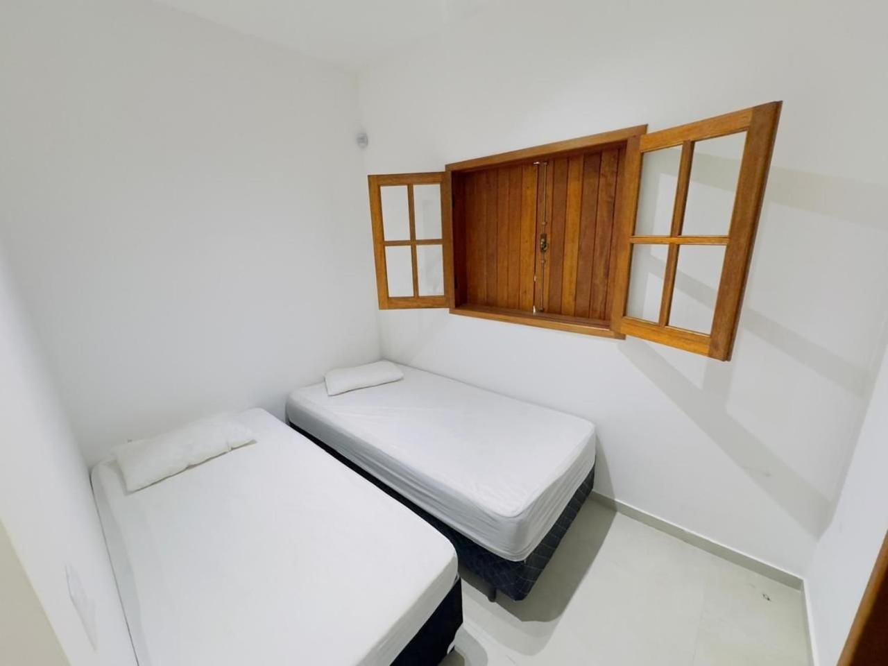 Linda Casa de Campo Nova em condomínio com piscina aquecida