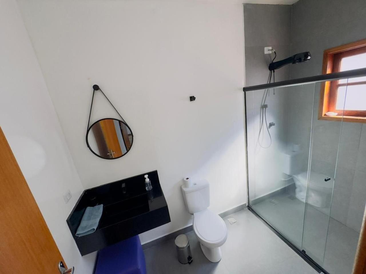 Linda Casa de Campo Nova em condomínio com piscina aquecida