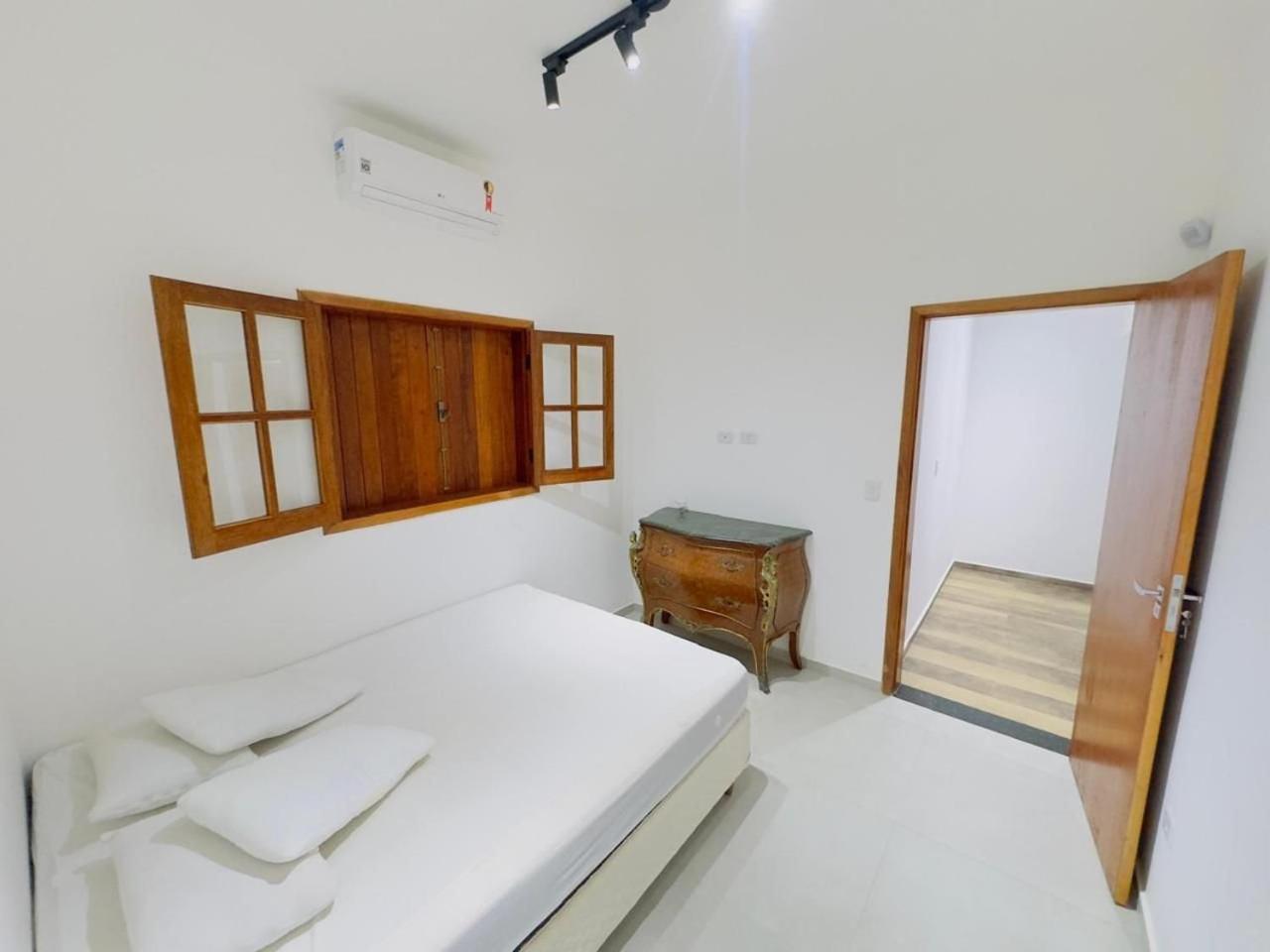 Linda Casa de Campo Nova em condomínio com piscina aquecida