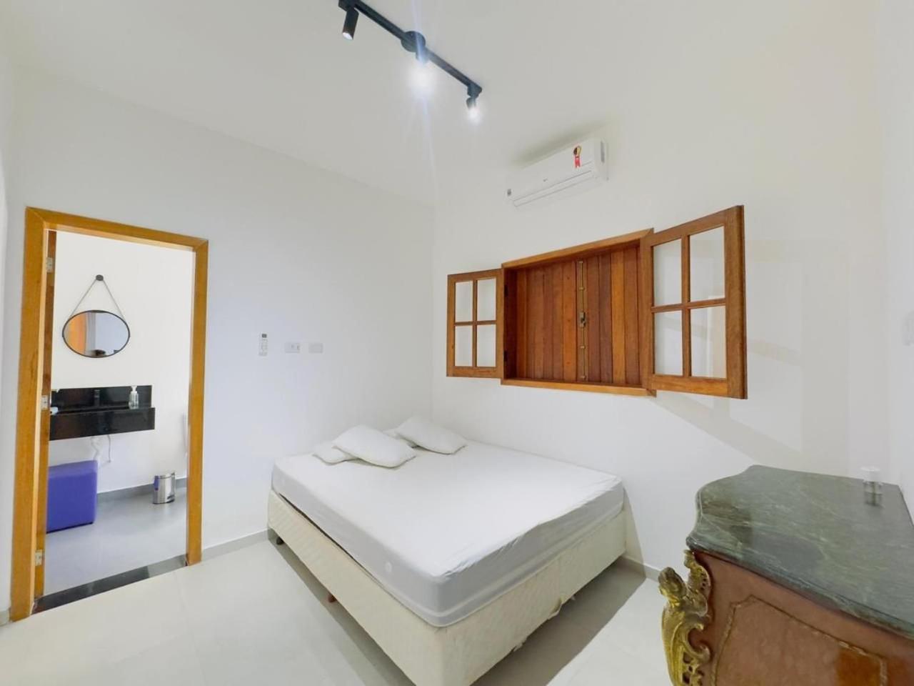 Linda Casa de Campo Nova em condomínio com piscina aquecida