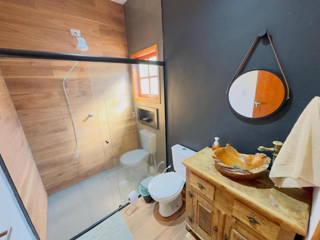 Linda Casa de Campo Nova em condomínio com piscina aquecida