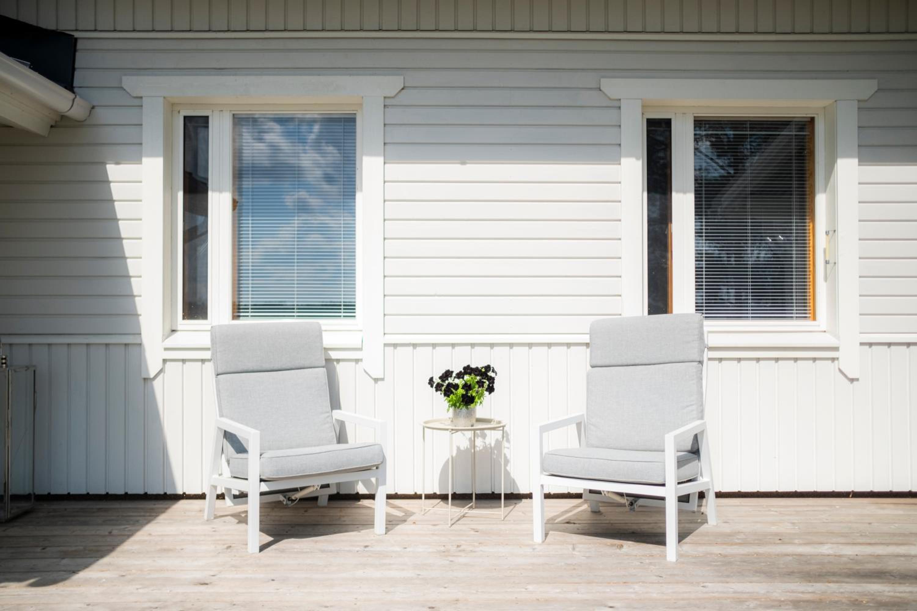 Villa Nurmenhelmi järven rannalla