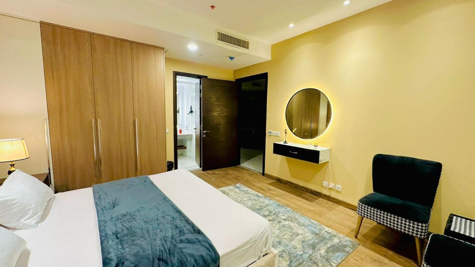 Luxurious One bed penta square with stunning view view 5