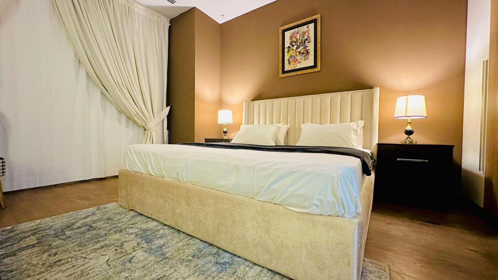Luxurious One bed penta square with stunning view view 2