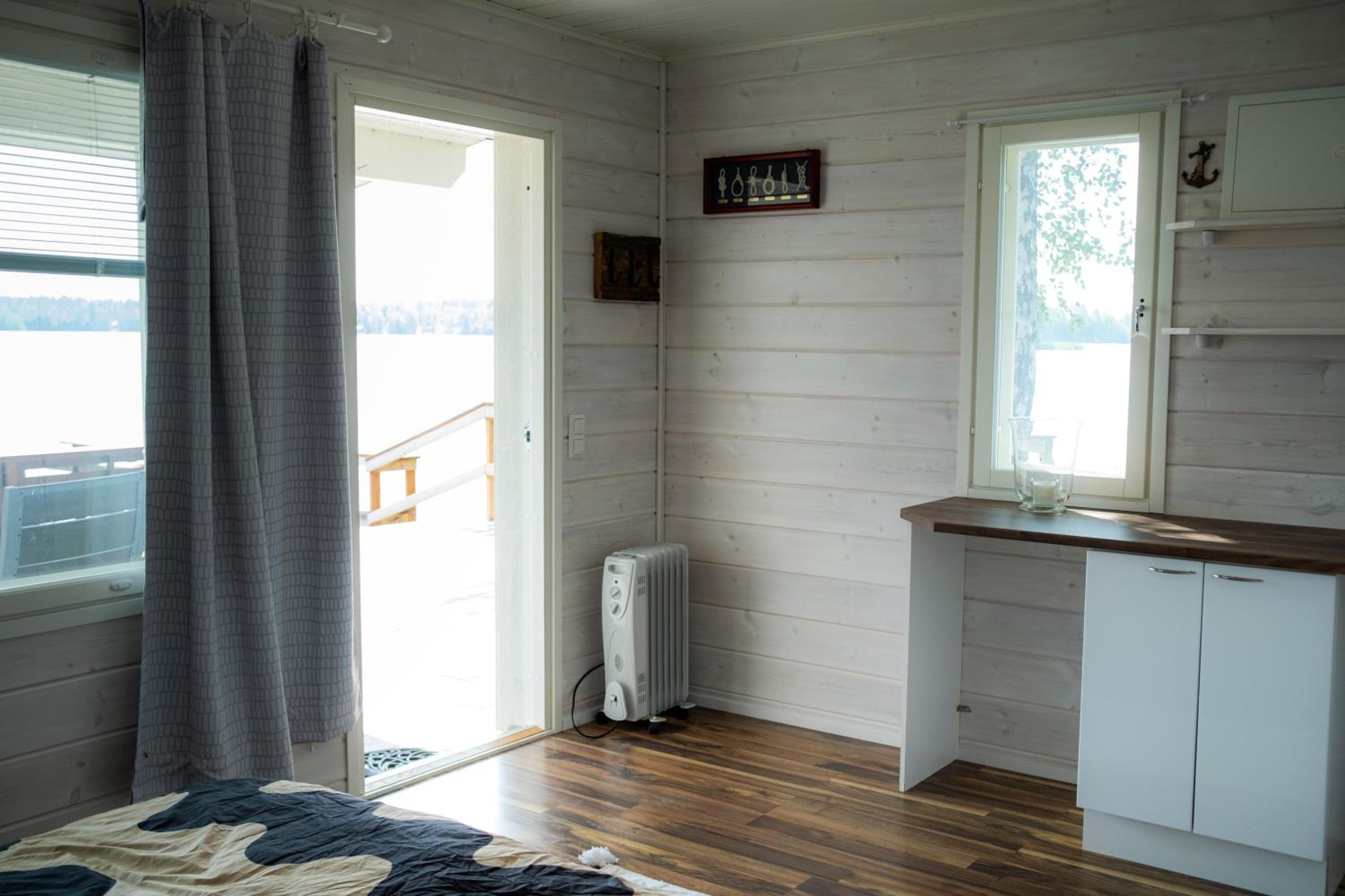 Villa Nurmenhelmi järven rannalla