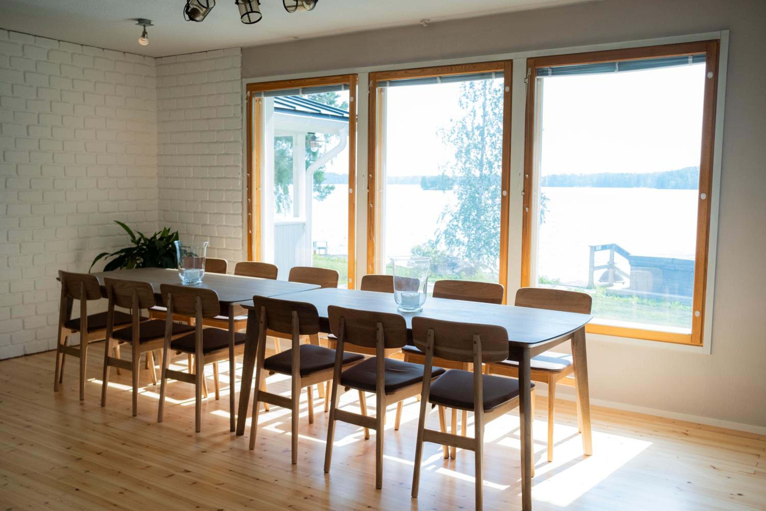 Villa Nurmenhelmi järven rannalla