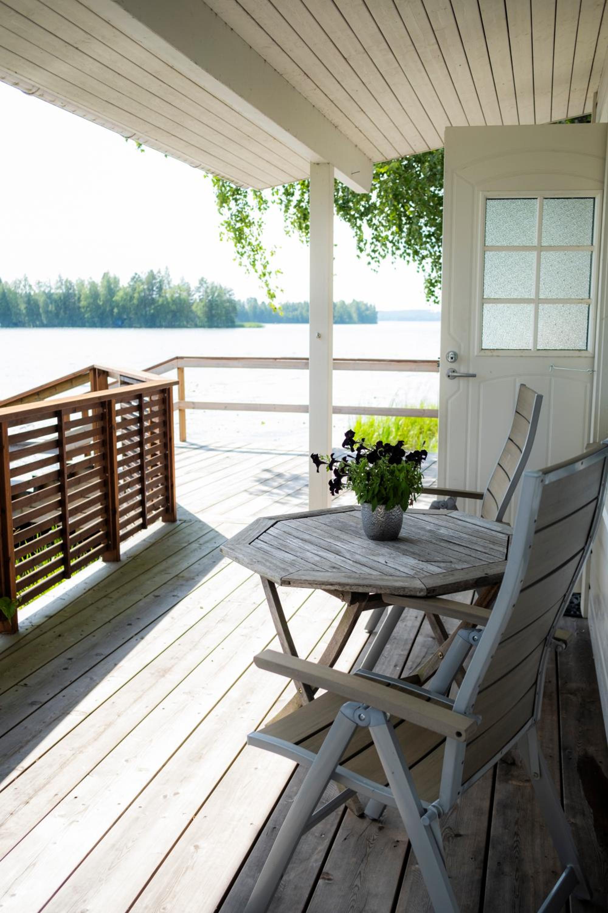 Villa Nurmenhelmi järven rannalla