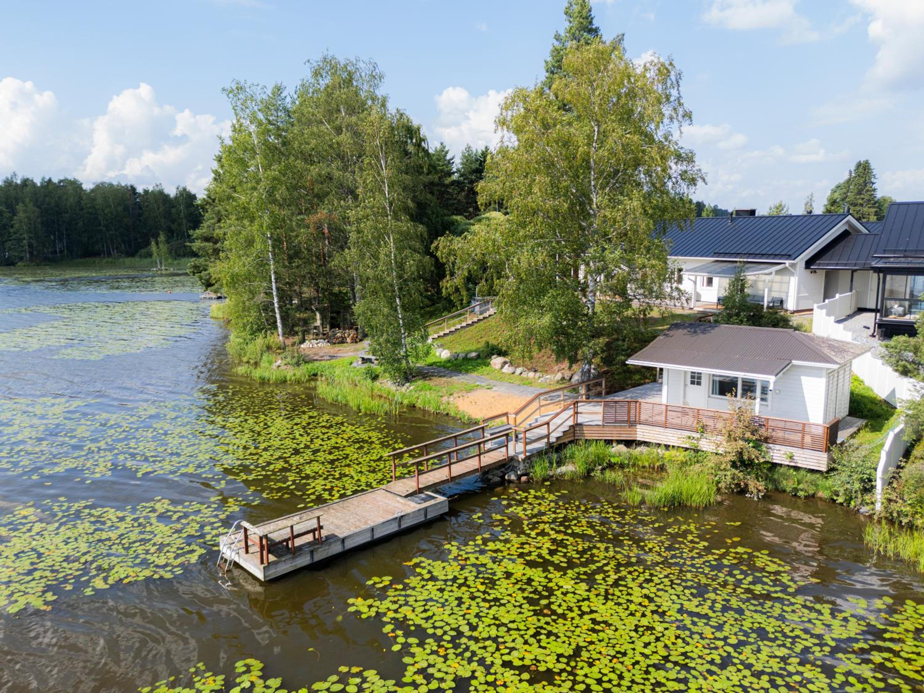 Villa Nurmenhelmi järven rannalla