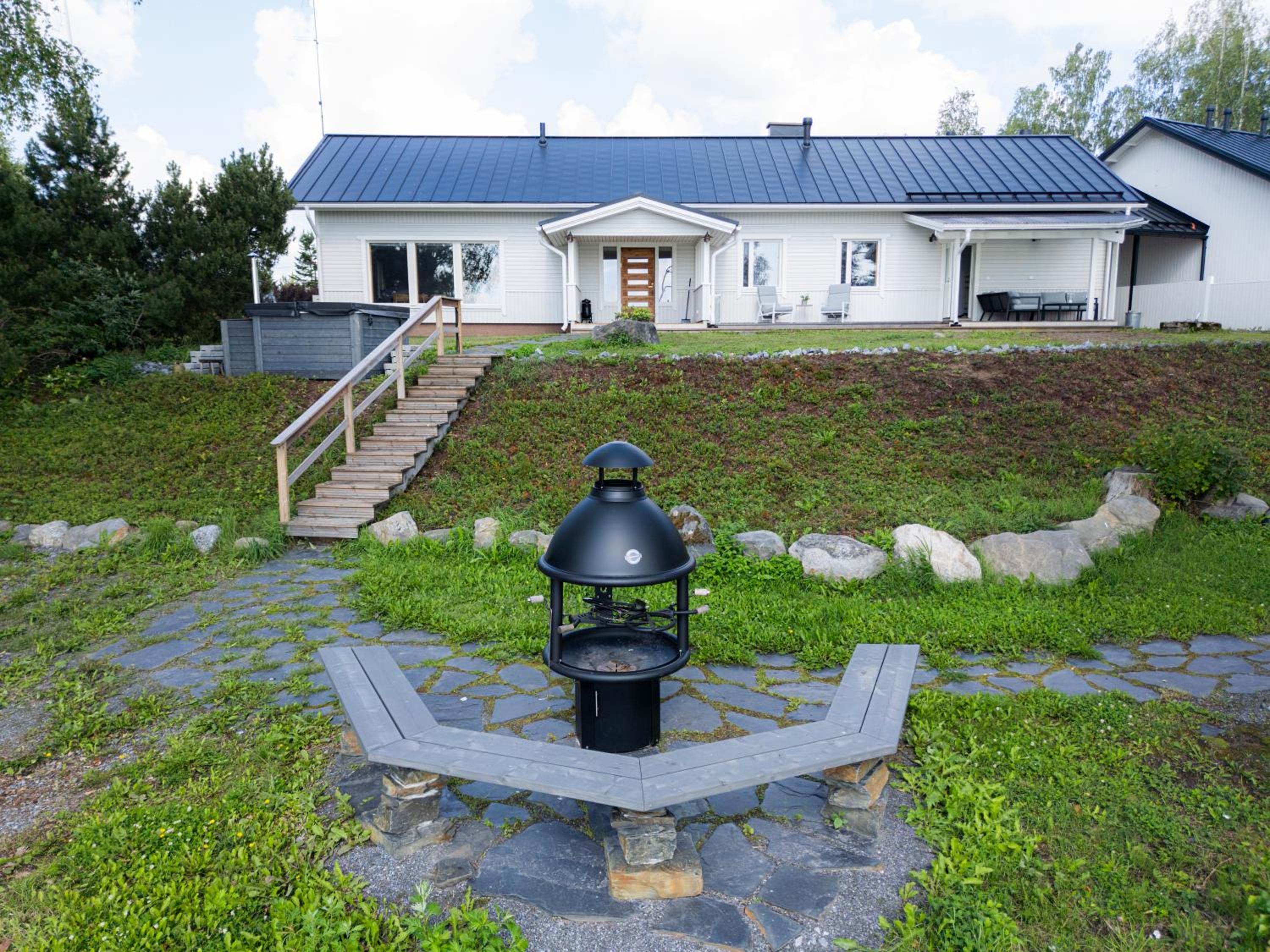 Villa Nurmenhelmi järven rannalla