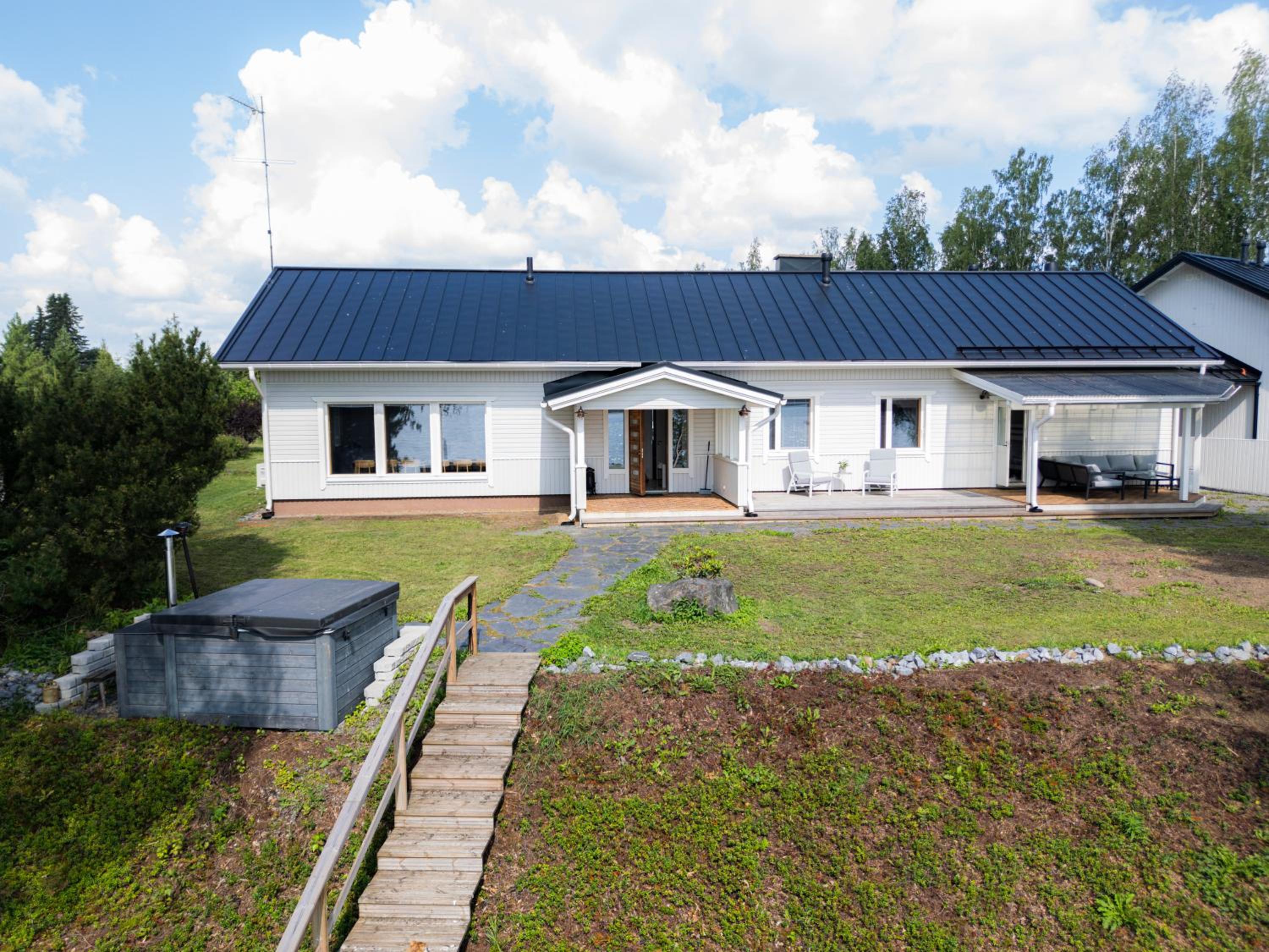 Villa Nurmenhelmi järven rannalla