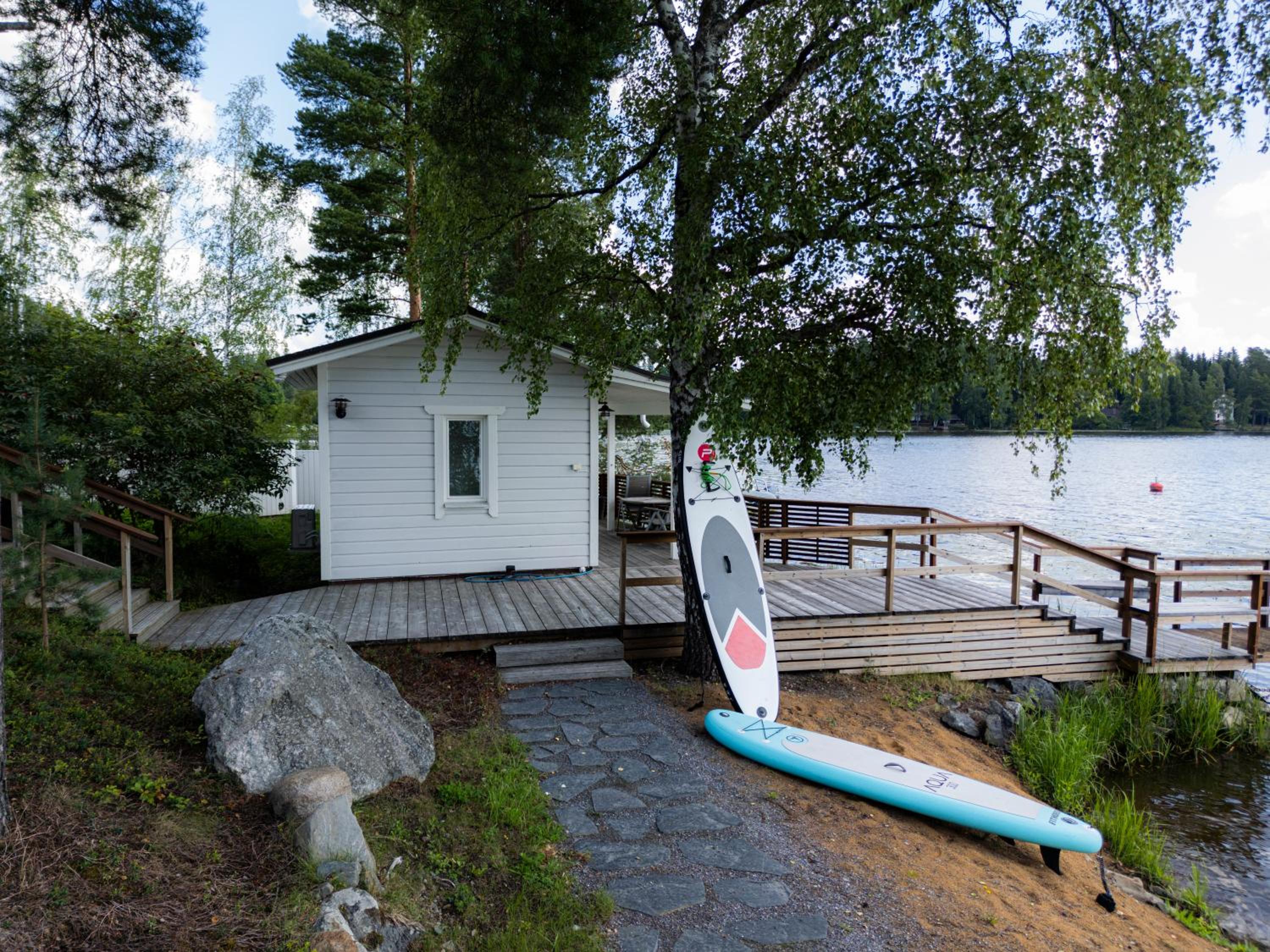 Villa Nurmenhelmi järven rannalla