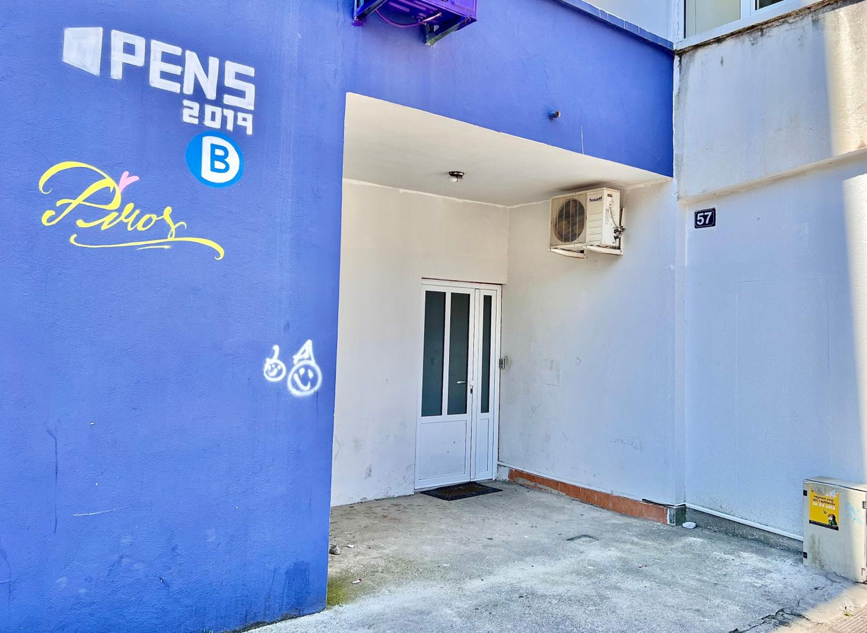 Homestay LGBT friendly - DOUBLE BED ROOM - Soba u apartmanu, zajednicko kupatilo! view 2
