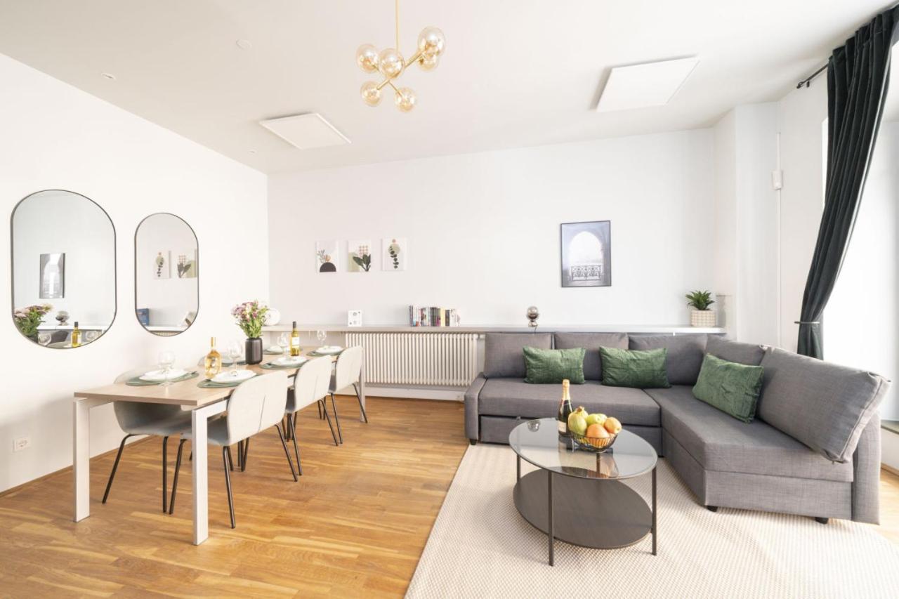 Homely Berlin - Central, Spacious, Rosenthaler Platz I Cafe
