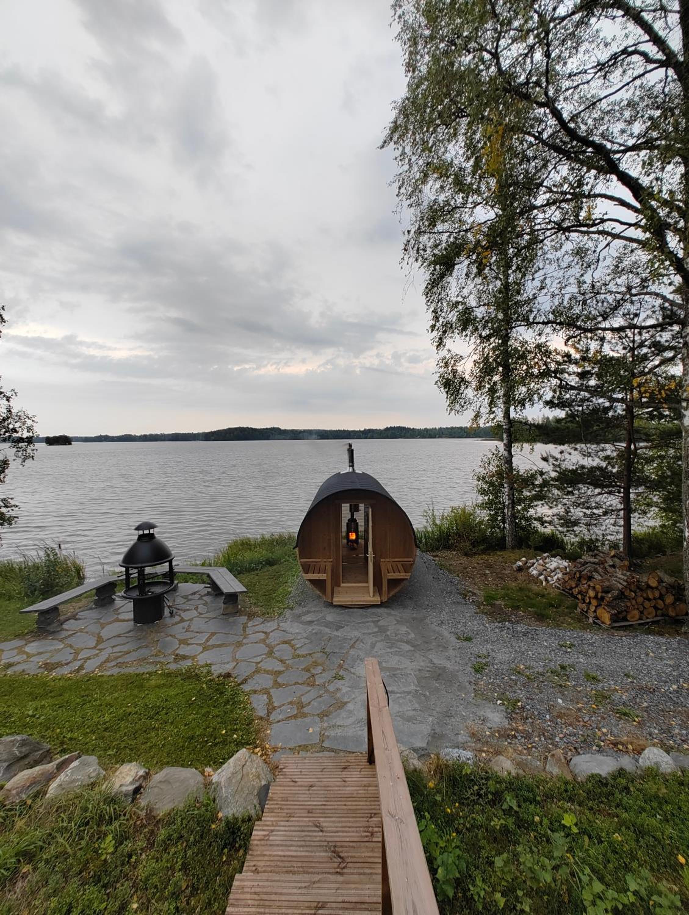 Villa Nurmenhelmi järven rannalla