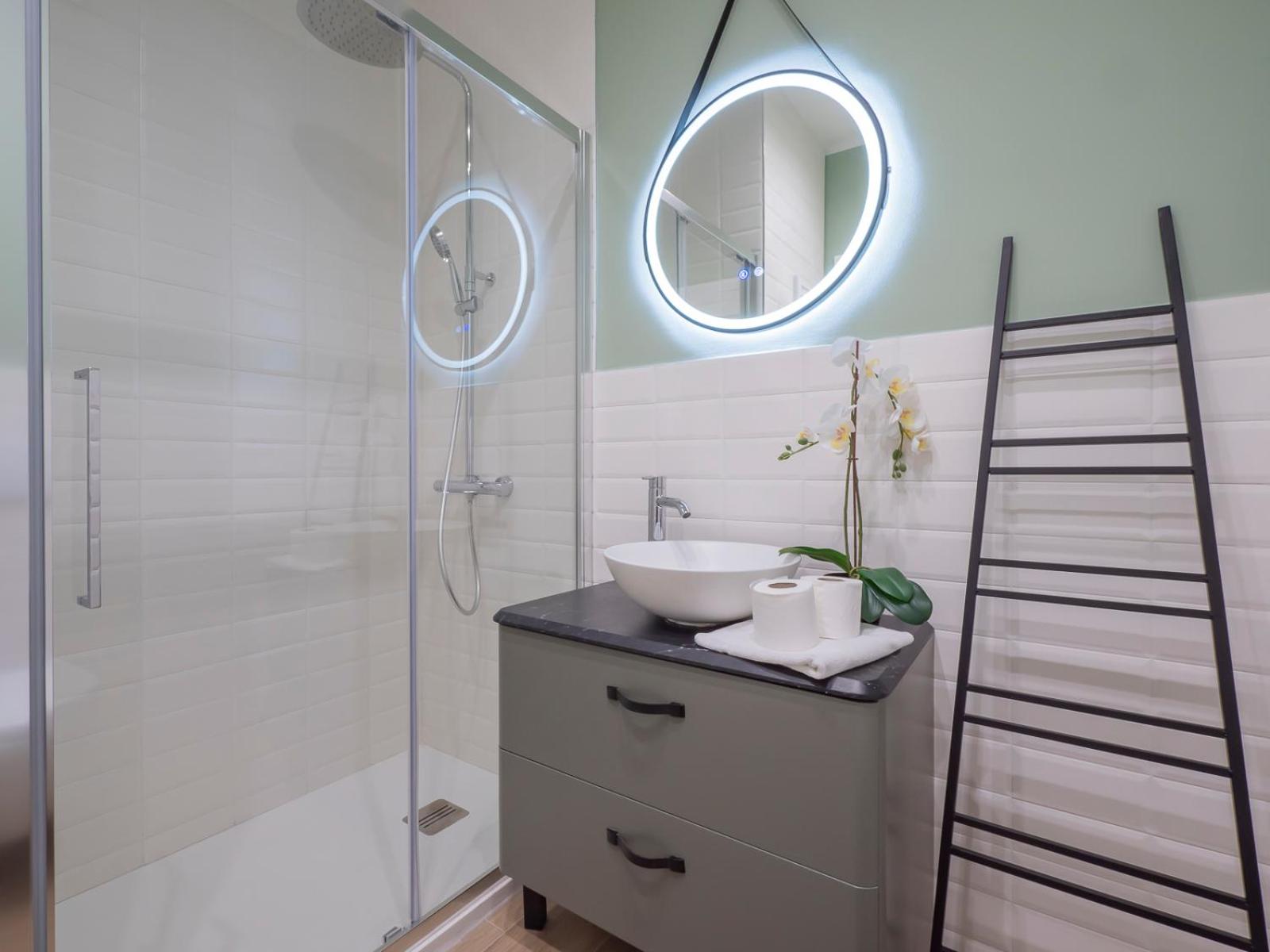 Youhosty - Modern Portello Apartment