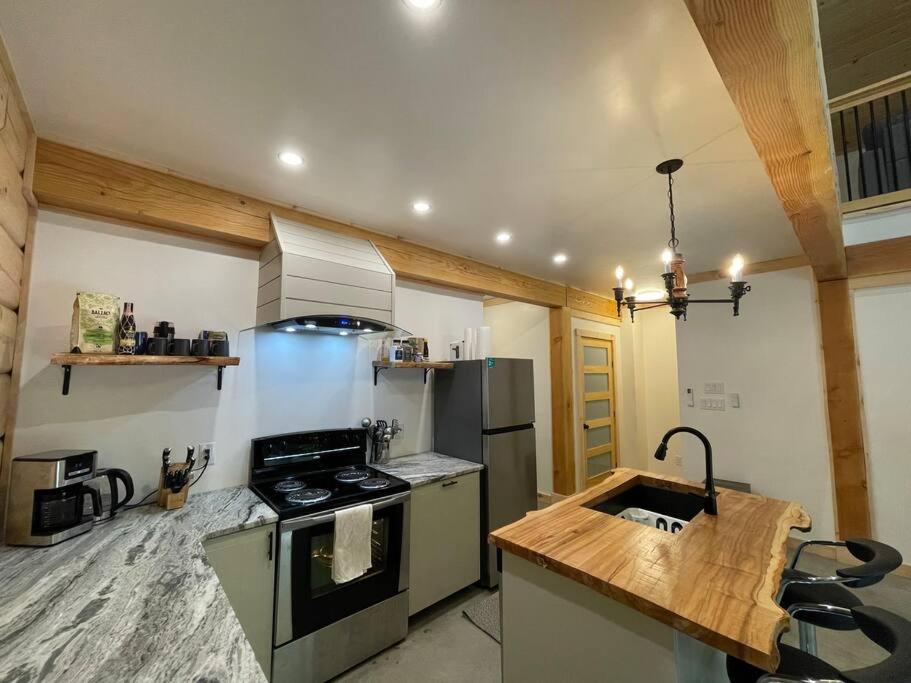 Cozy Log Cabin with Lake Access