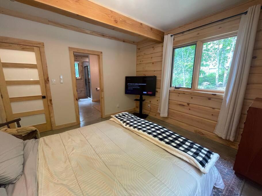 Cozy Log Cabin with Lake Access
