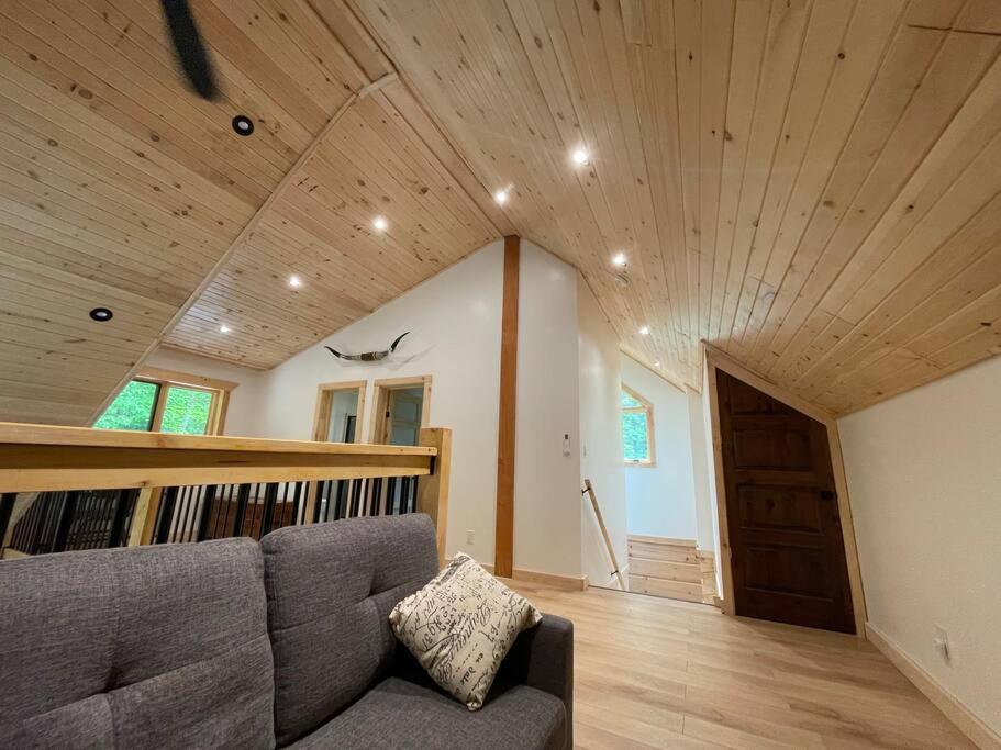 Cozy Log Cabin with Lake Access