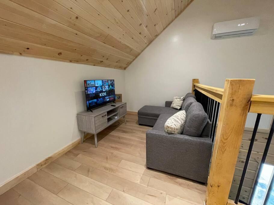 Cozy Log Cabin with Lake Access