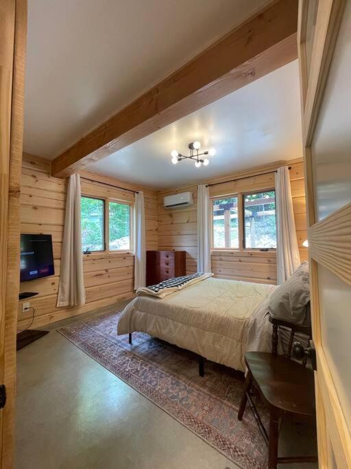 Cozy Log Cabin with Lake Access