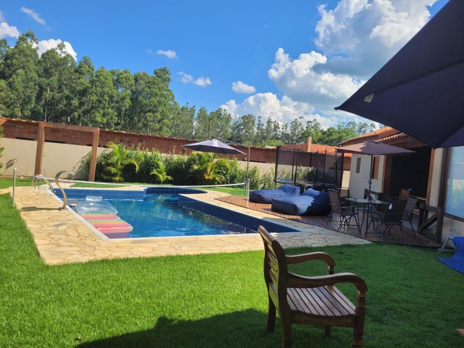 Linda Casa de Campo Nova em condomínio com piscina aquecida