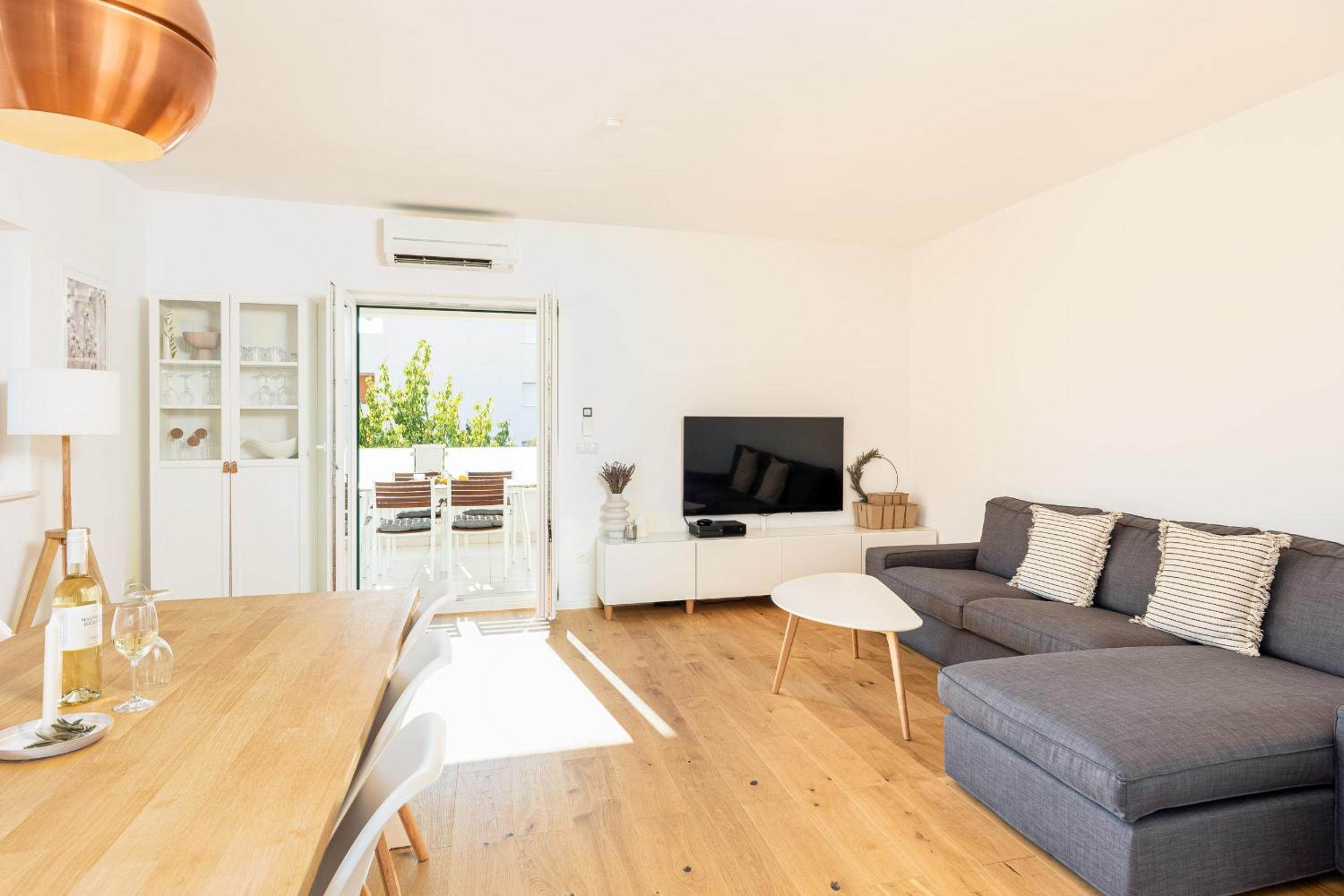 3 Bed Apt Sleeps 6 with Terrace & Flat-screen Tv view 3