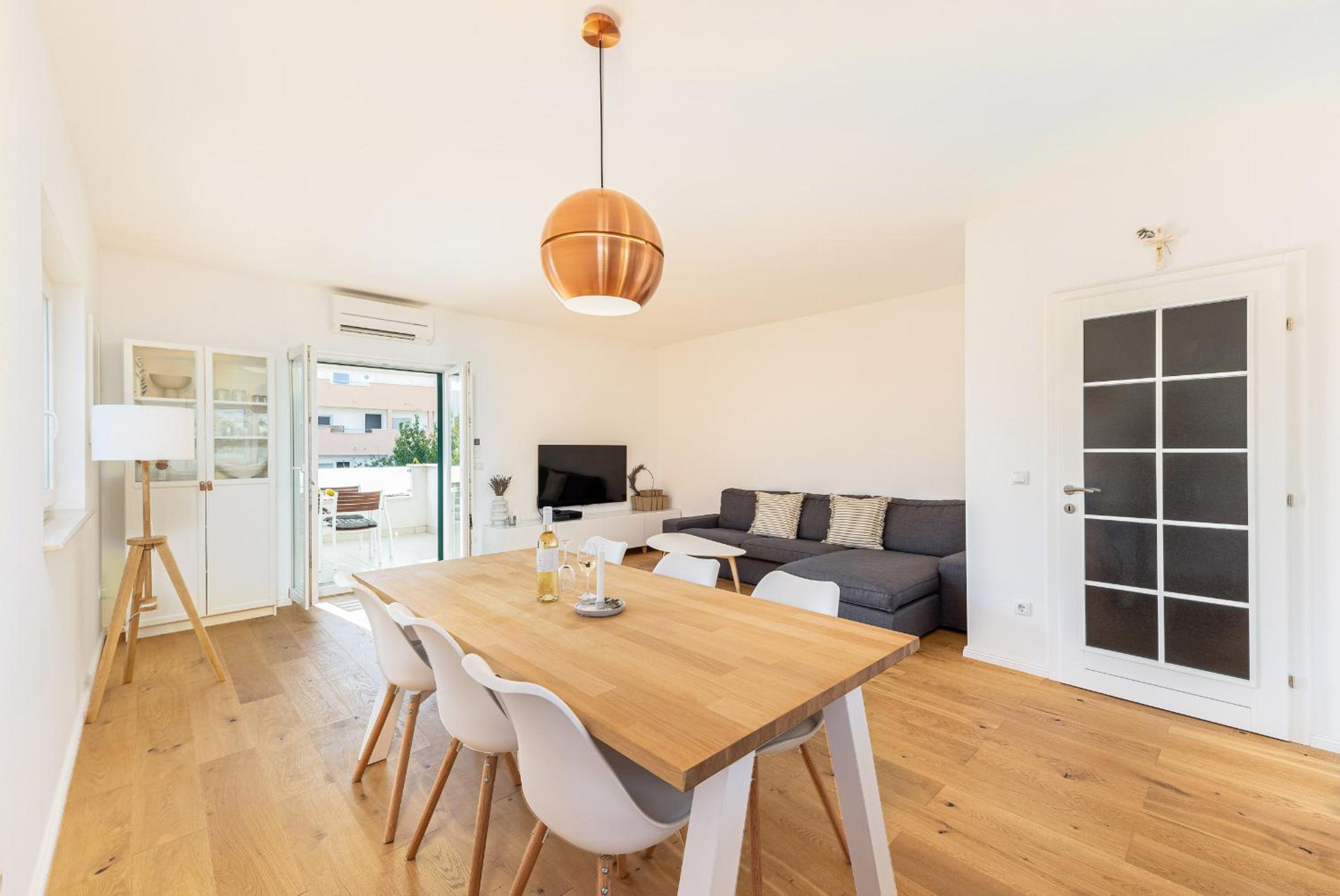 3 Bed Apt Sleeps 6 with Terrace & Flat-screen Tv view 4