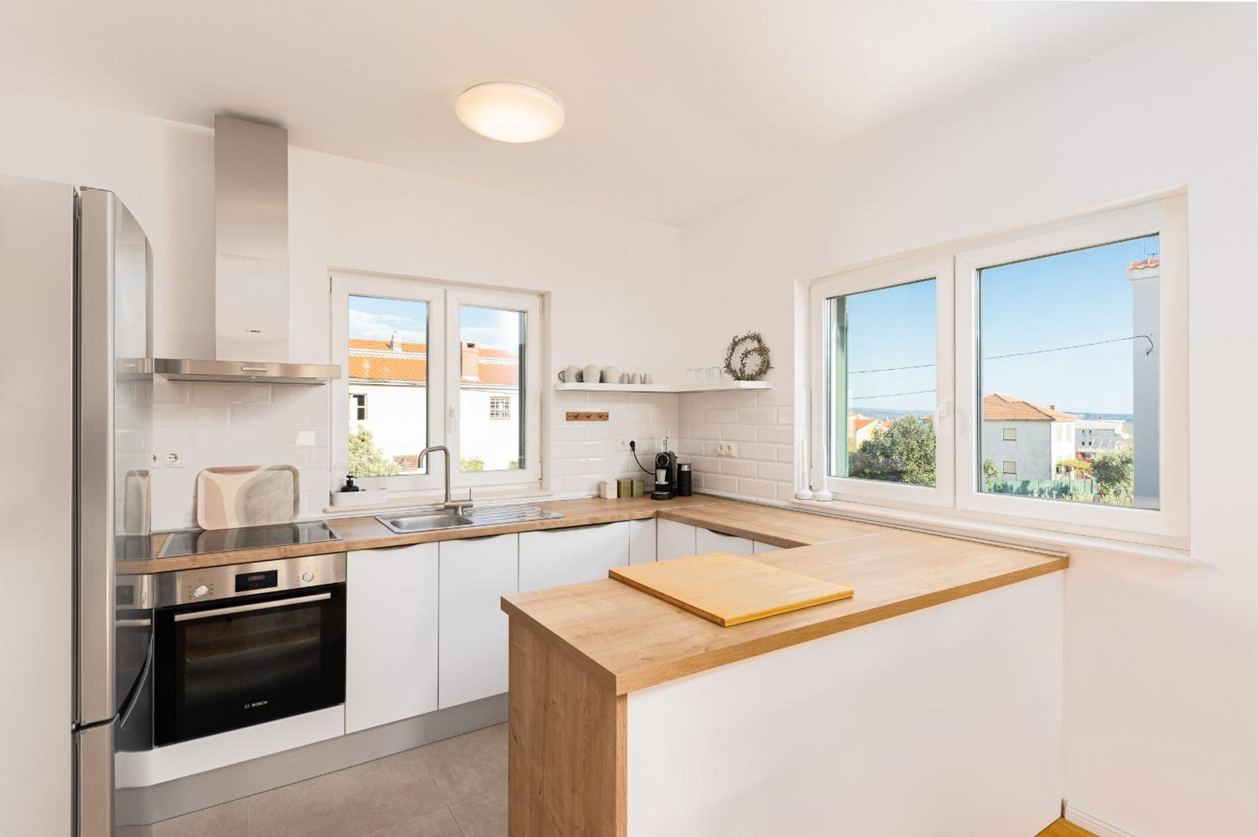 3 Bed Apt Sleeps 6 with Terrace & Flat-screen Tv view 5