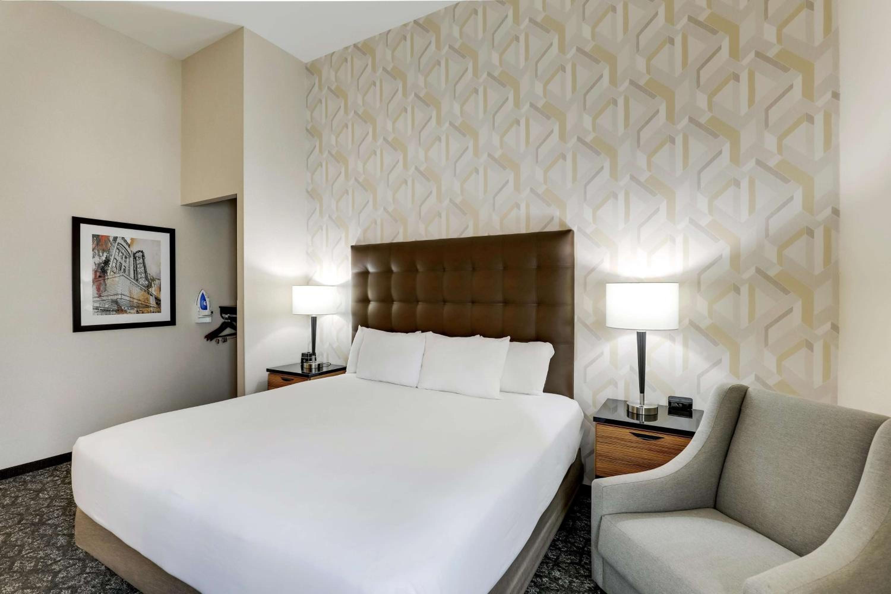 Birmingham Vacations - Drury Inn  Suites Birmingham Lakeshore Drive - Property Image 3