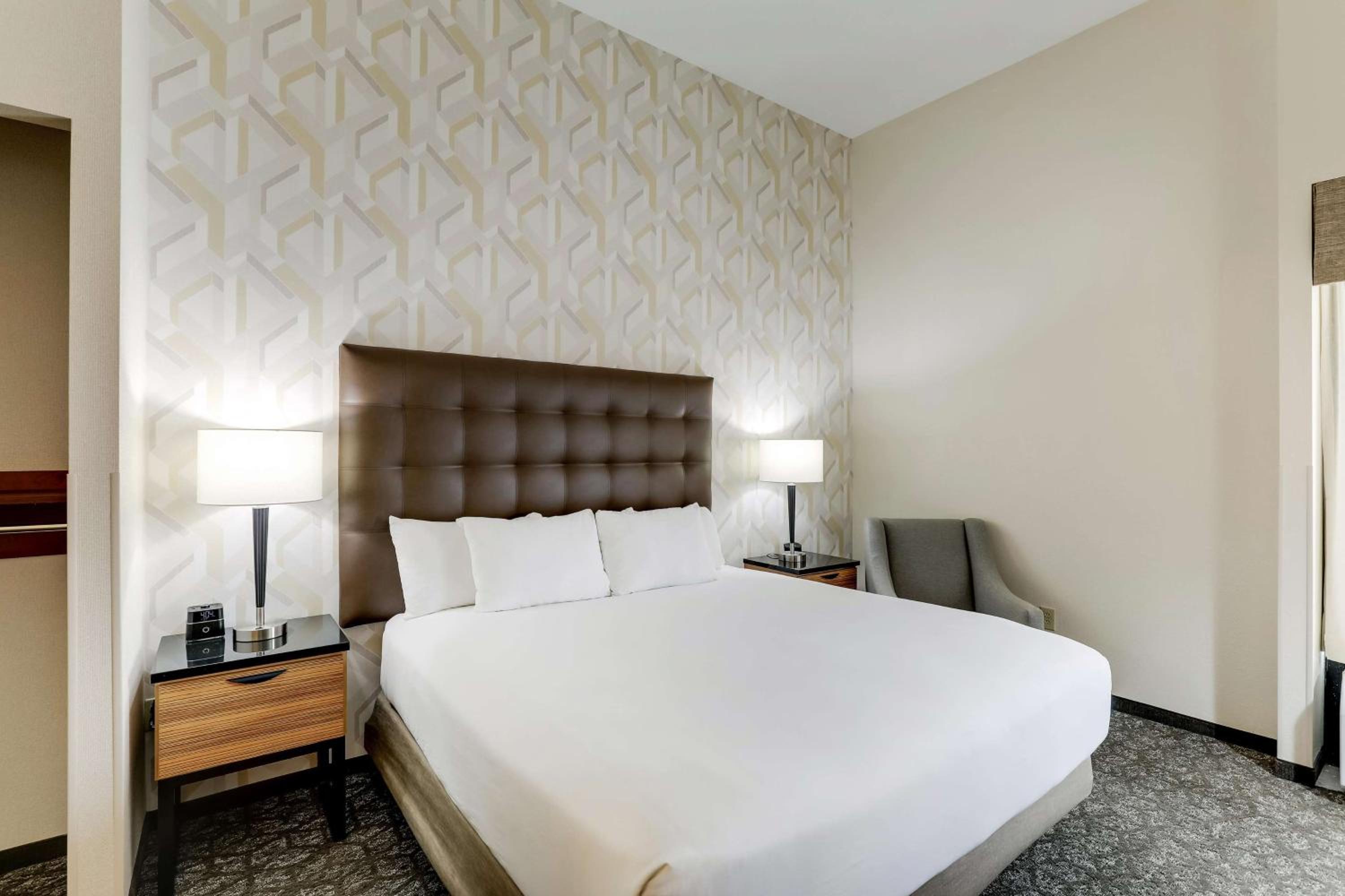 Birmingham Vacations - Drury Inn  Suites Birmingham Lakeshore Drive - Property Image 2