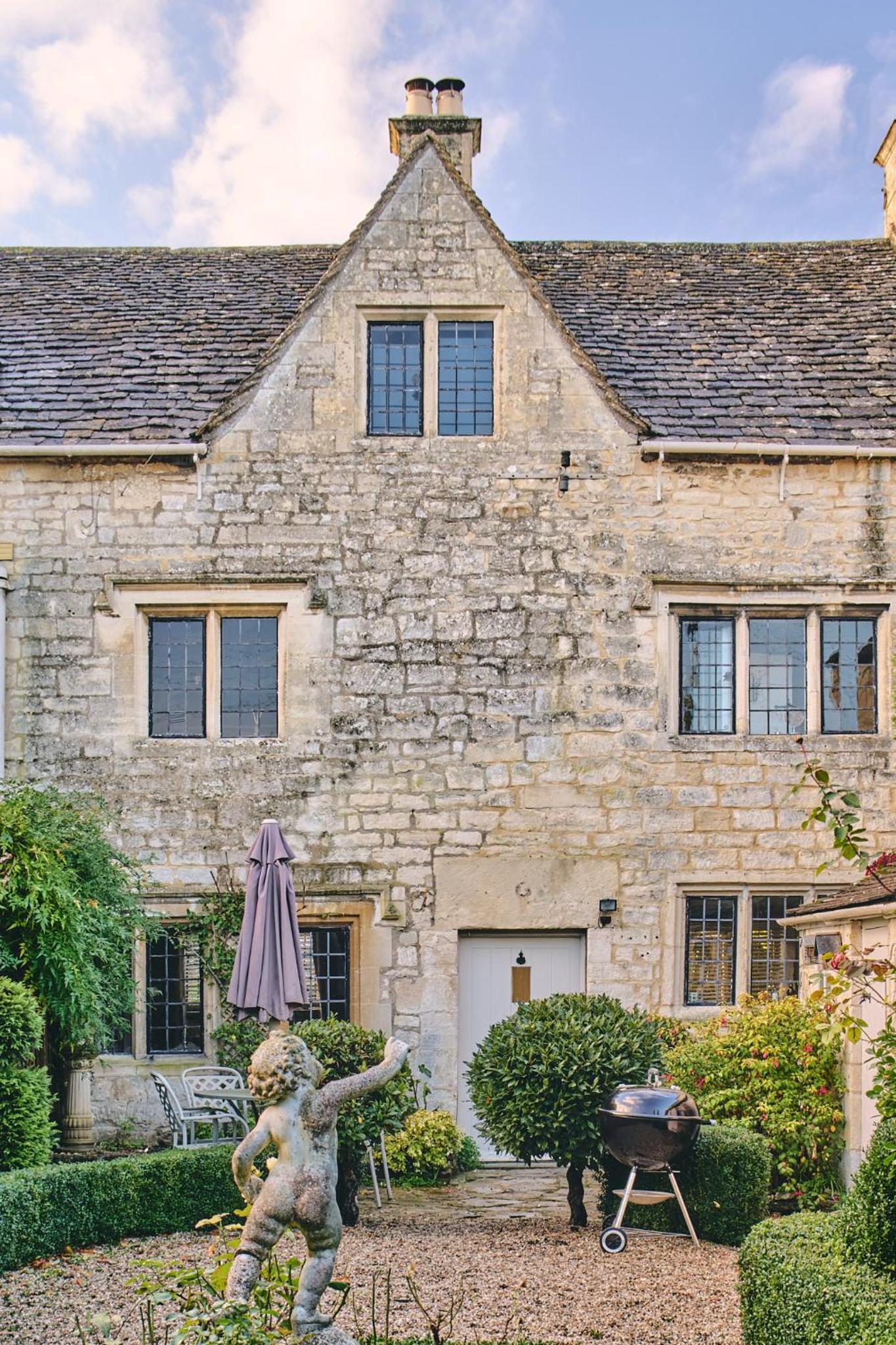 Lovedays Cottage, A Luxury 16th Century home in Painswick view 2