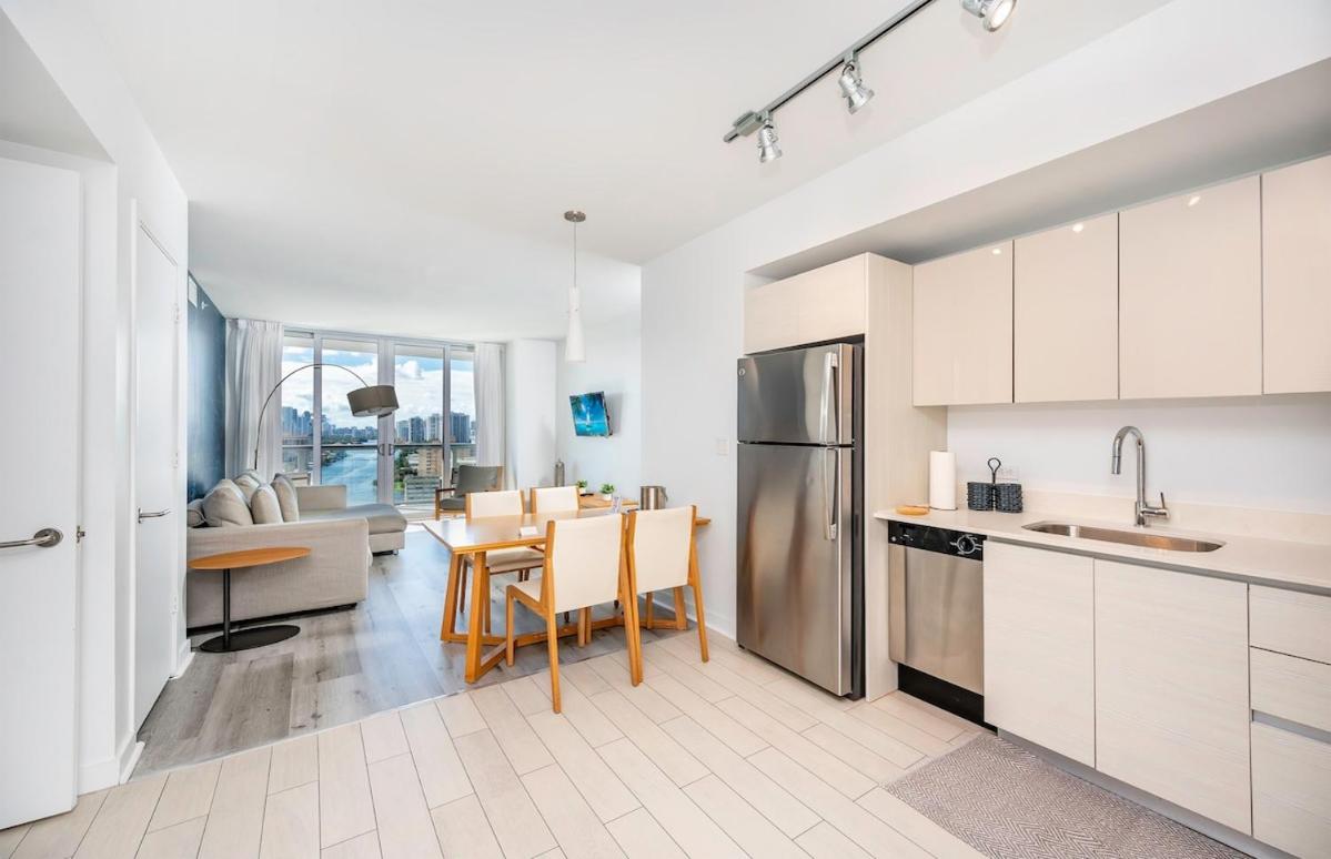 2 Bed 2 Bath With Amazing Bay View And Luxury Pool