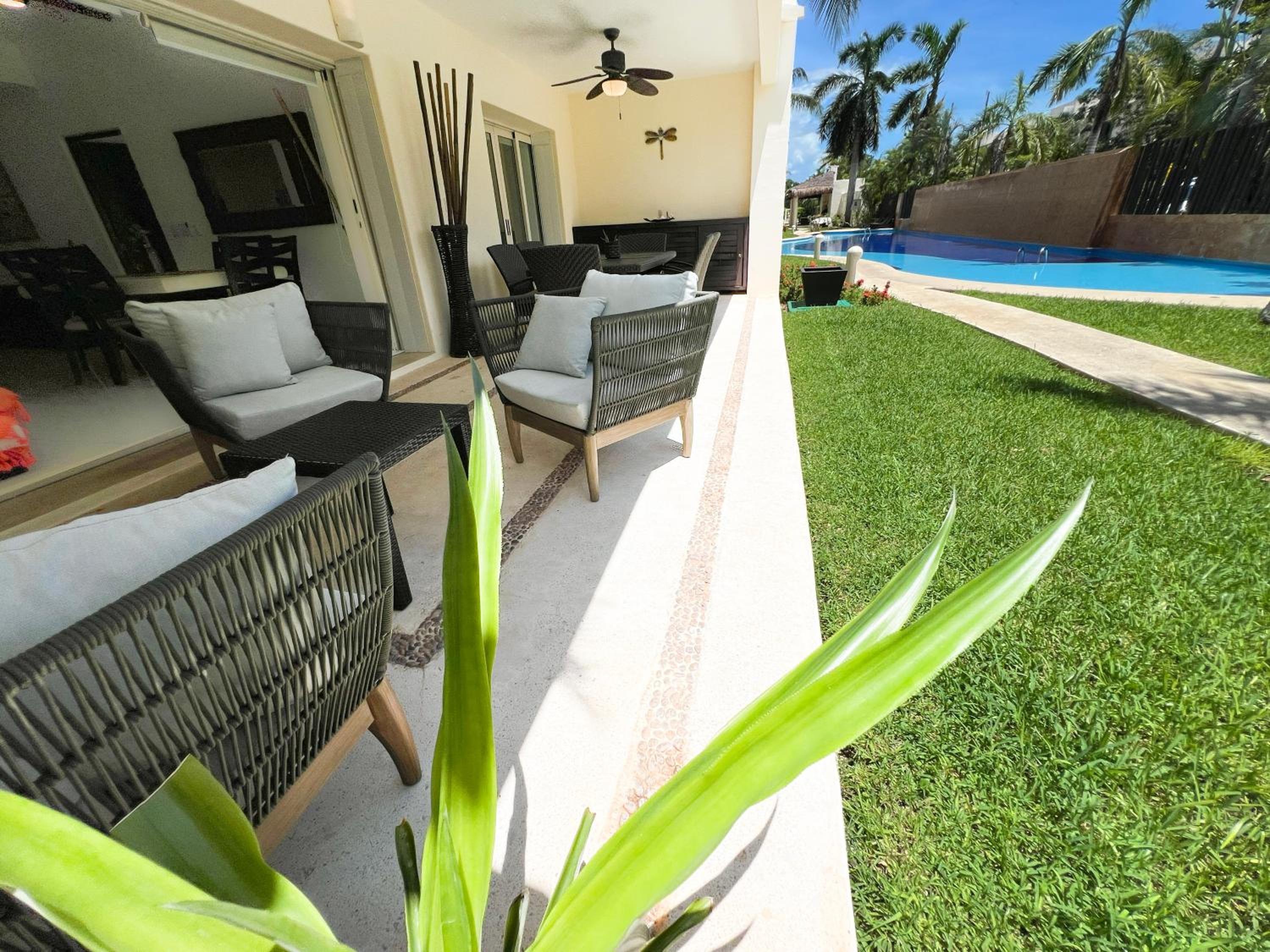 Spacious Apartment with Terrace, Pool and Beach Access