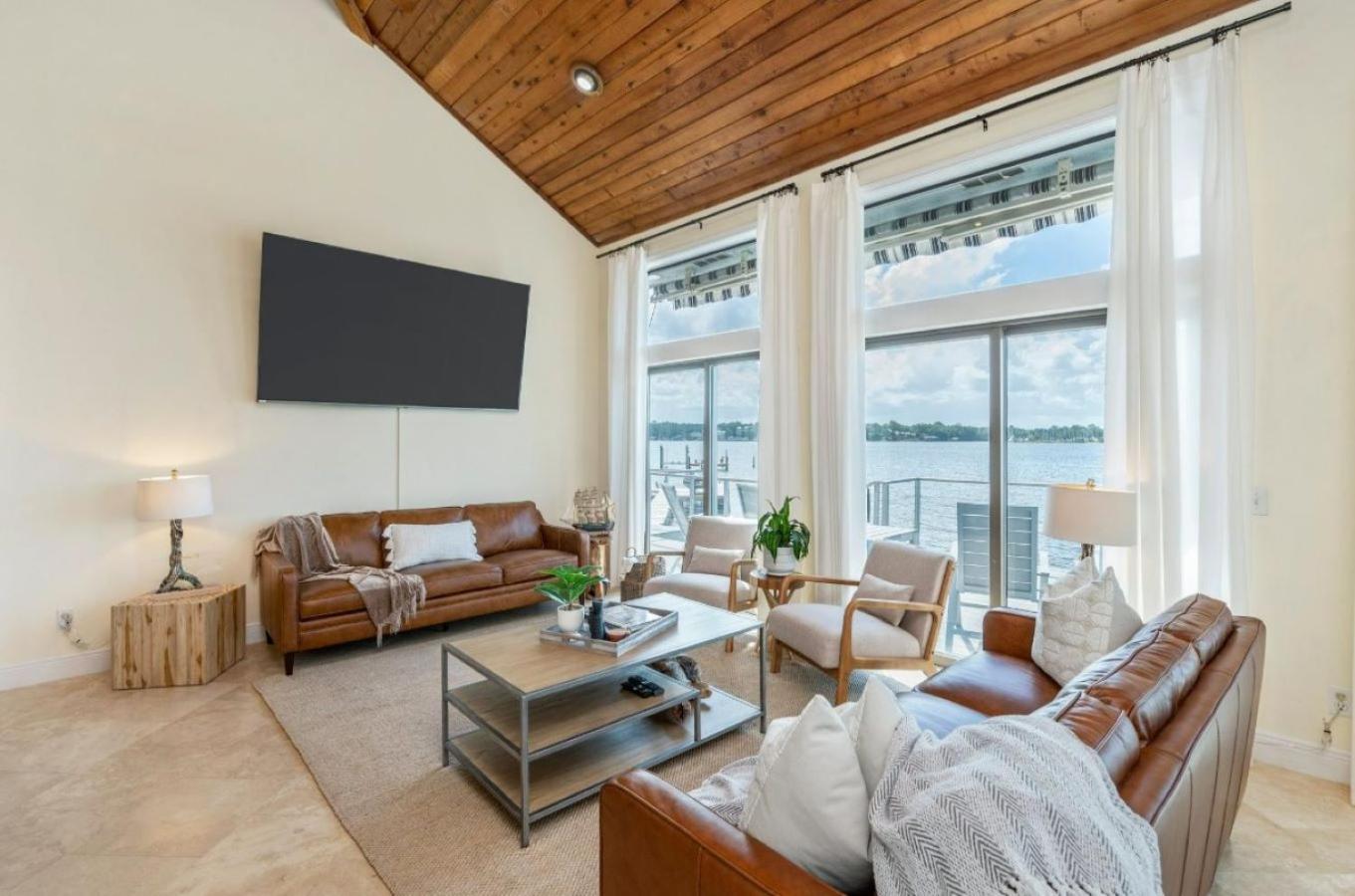 FEATURED ON HGTV'S MY LOTTERY DREAM HOME! Private dock, 15 minute boat ride to Crab Island, 20 minute drive to Destin, Pet Friendly view 4