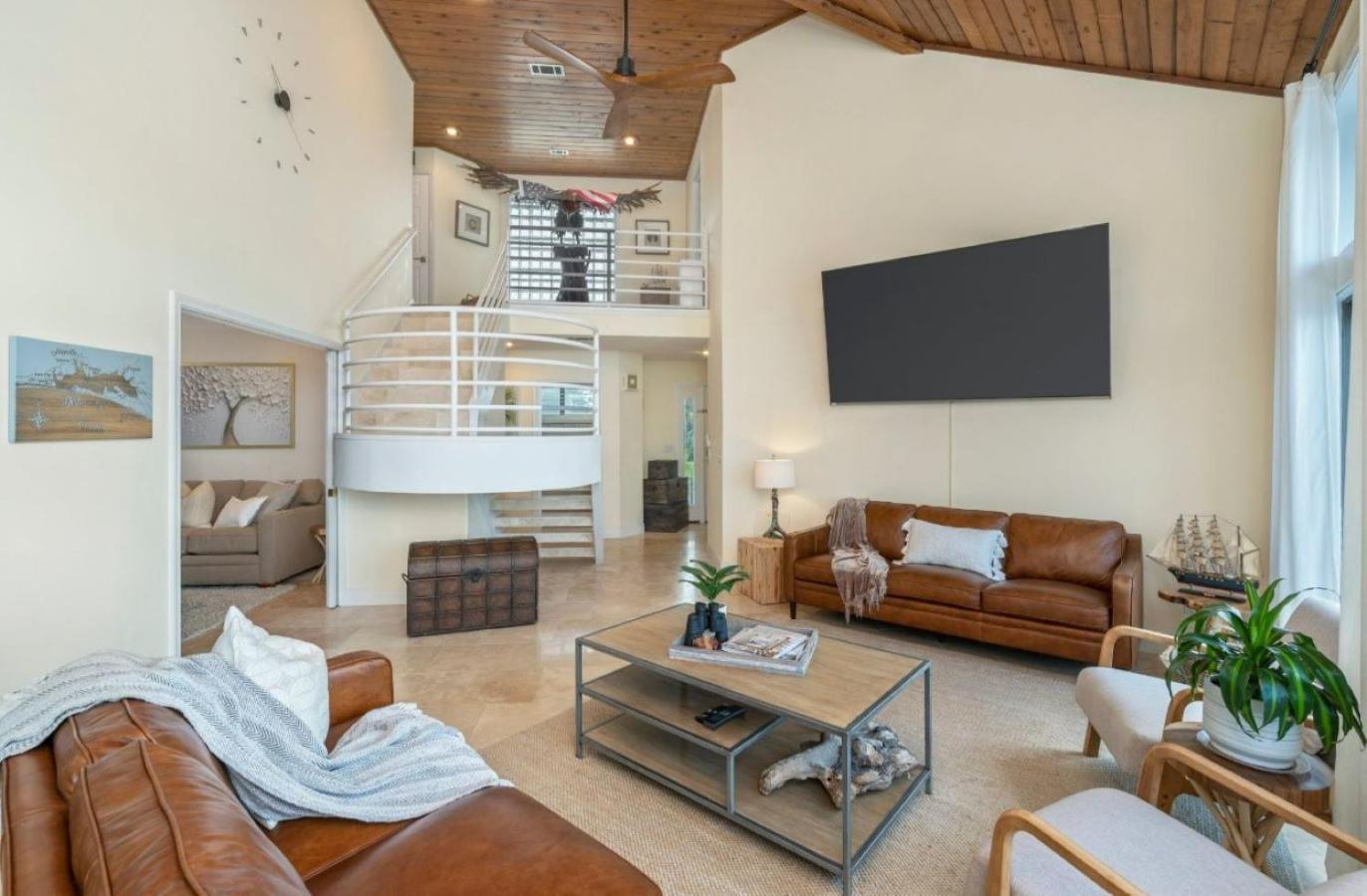 FEATURED ON HGTV'S MY LOTTERY DREAM HOME! Private dock, 15 minute boat ride to Crab Island, 20 minute drive to Destin, Pet Friendly view 5